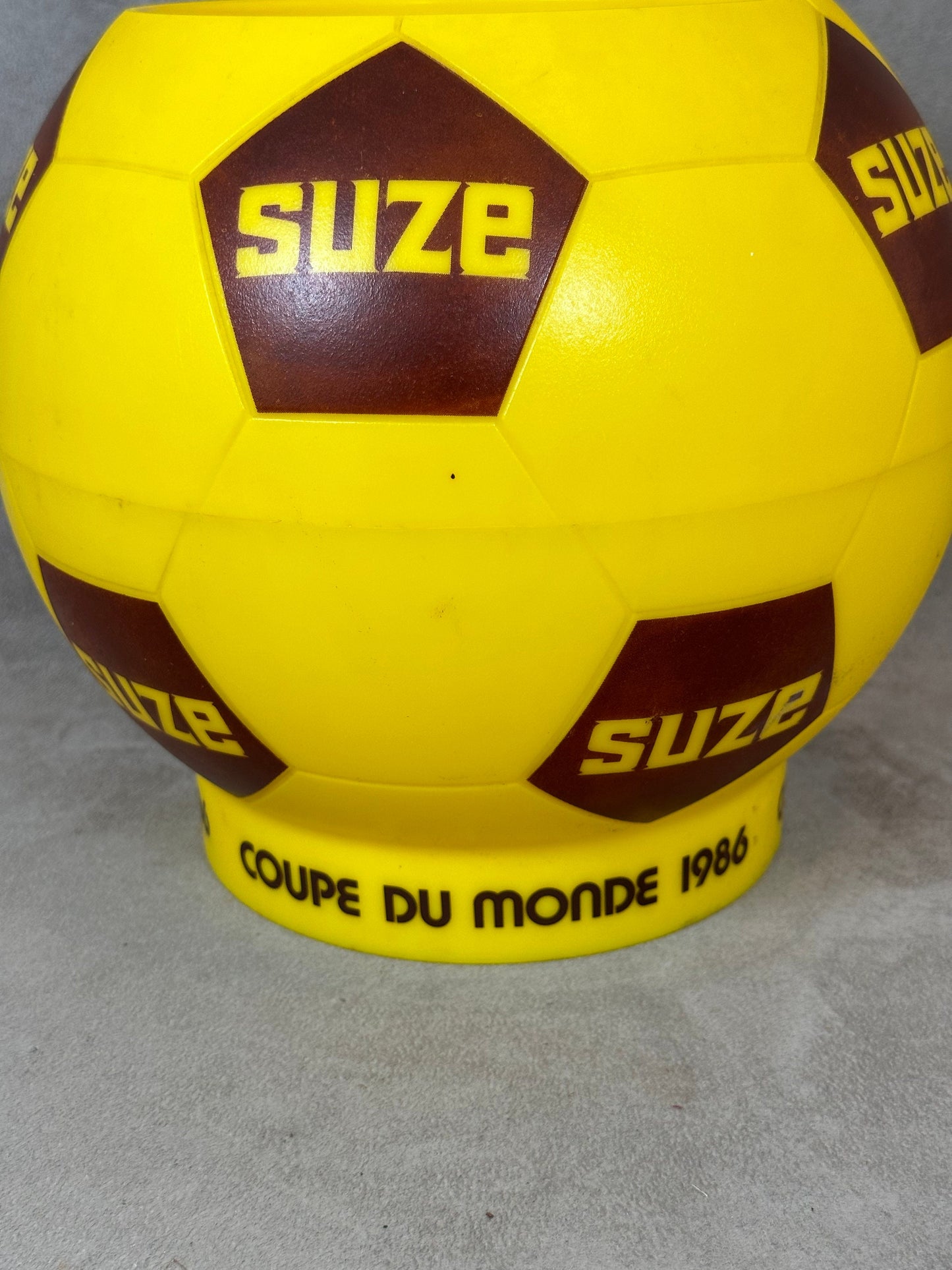 RARE Seau à glaçons en plastique jaune Suze en forme de ballon Coupe du Monde 1986