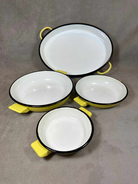 Set de 4 plats en tôle émaillée jaune de différentes tailles vintage Made in France 1970