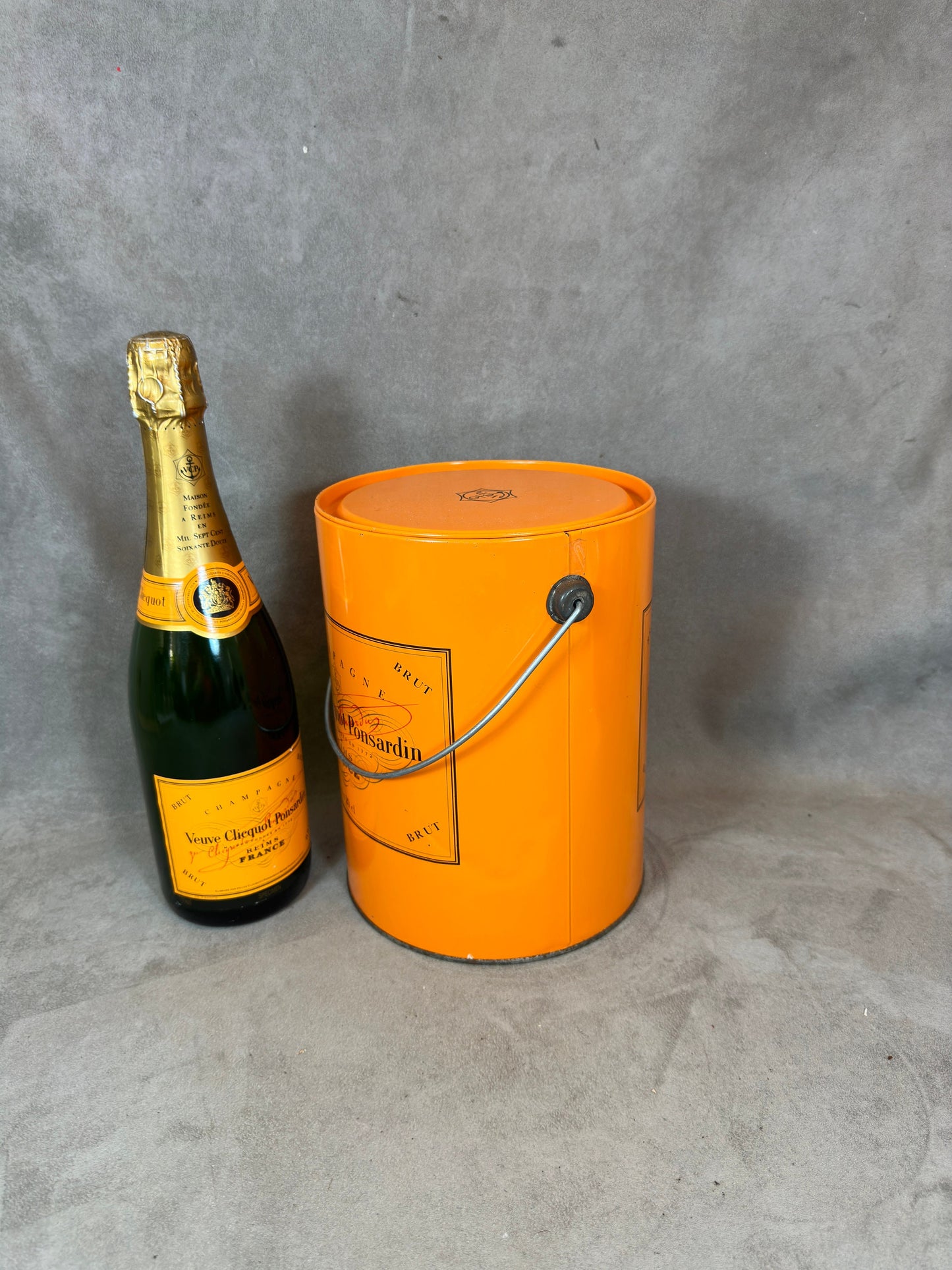 RARE Boîte champagne Veuve Clicquot en metal vintage Années 1990