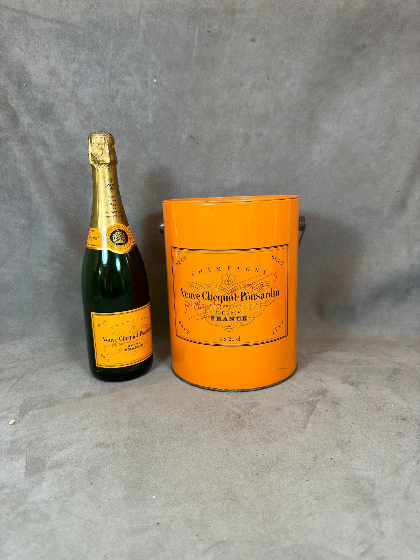 RARE Boîte champagne Veuve Clicquot en metal vintage Années 1990