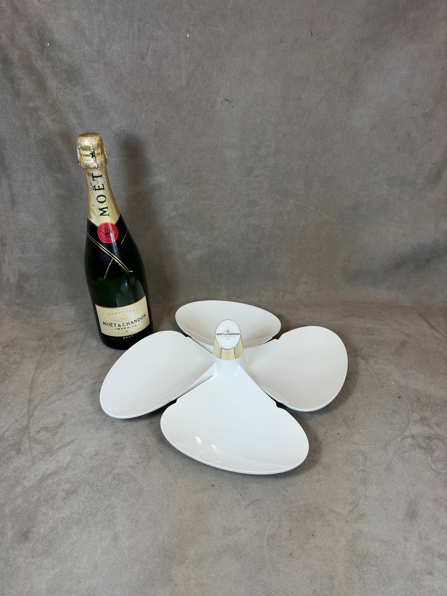 Présentoir Plat en forme d'hélice en plastique Moët & Chandon, Made in France, Vintage 1990