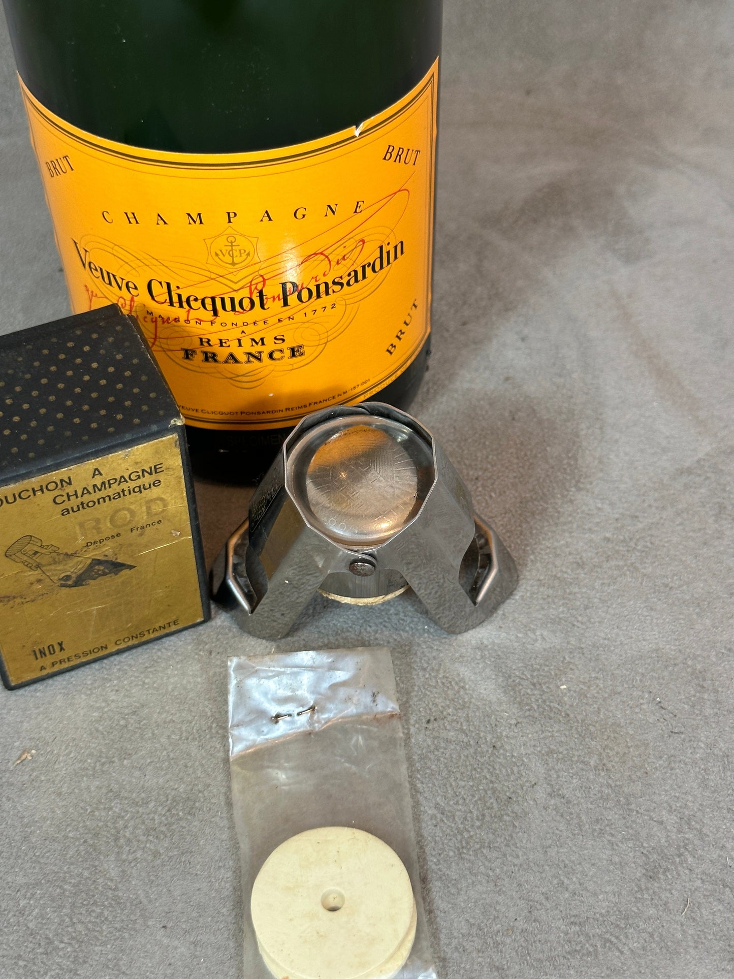 Bouchon stoppeur en métal ROD pour bouteille de champagne entamée à décor du blason de la Champagne Ardennes