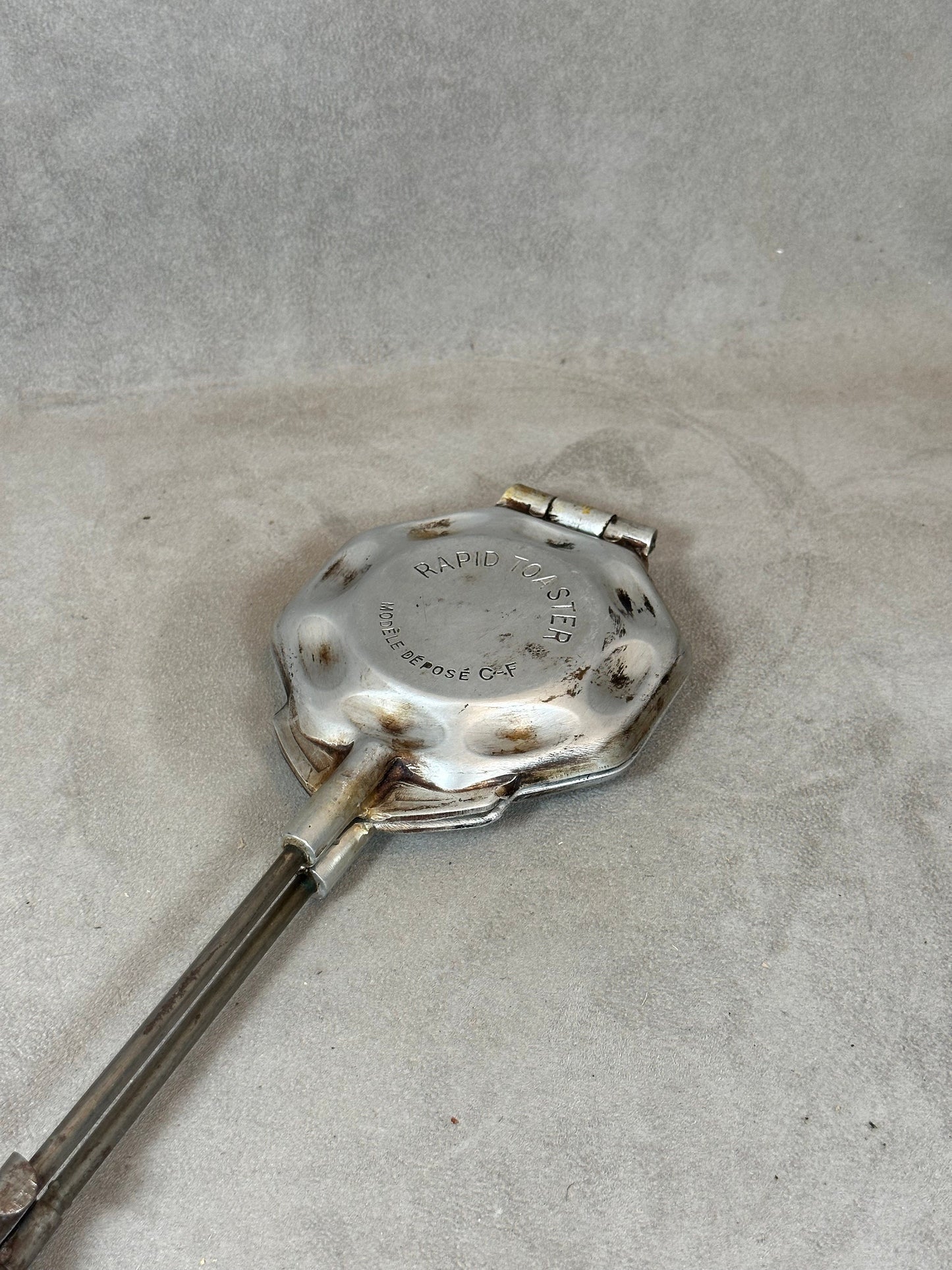 Appareil à croque-monsieur plaques en fonte d'aluminium avec poignées toasteur ancien Vintage Made in France 1970