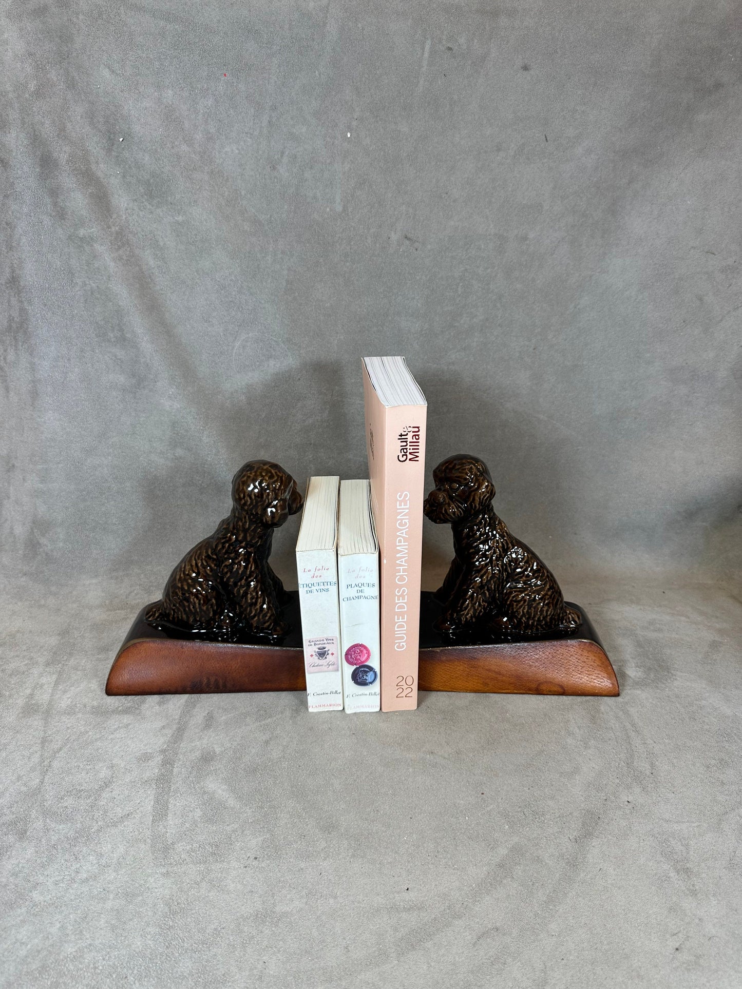 RARE Lot de 2 magnifiques serre-livres en forme de chien en faience émaillée marron avec socle en cuir vintage 1970