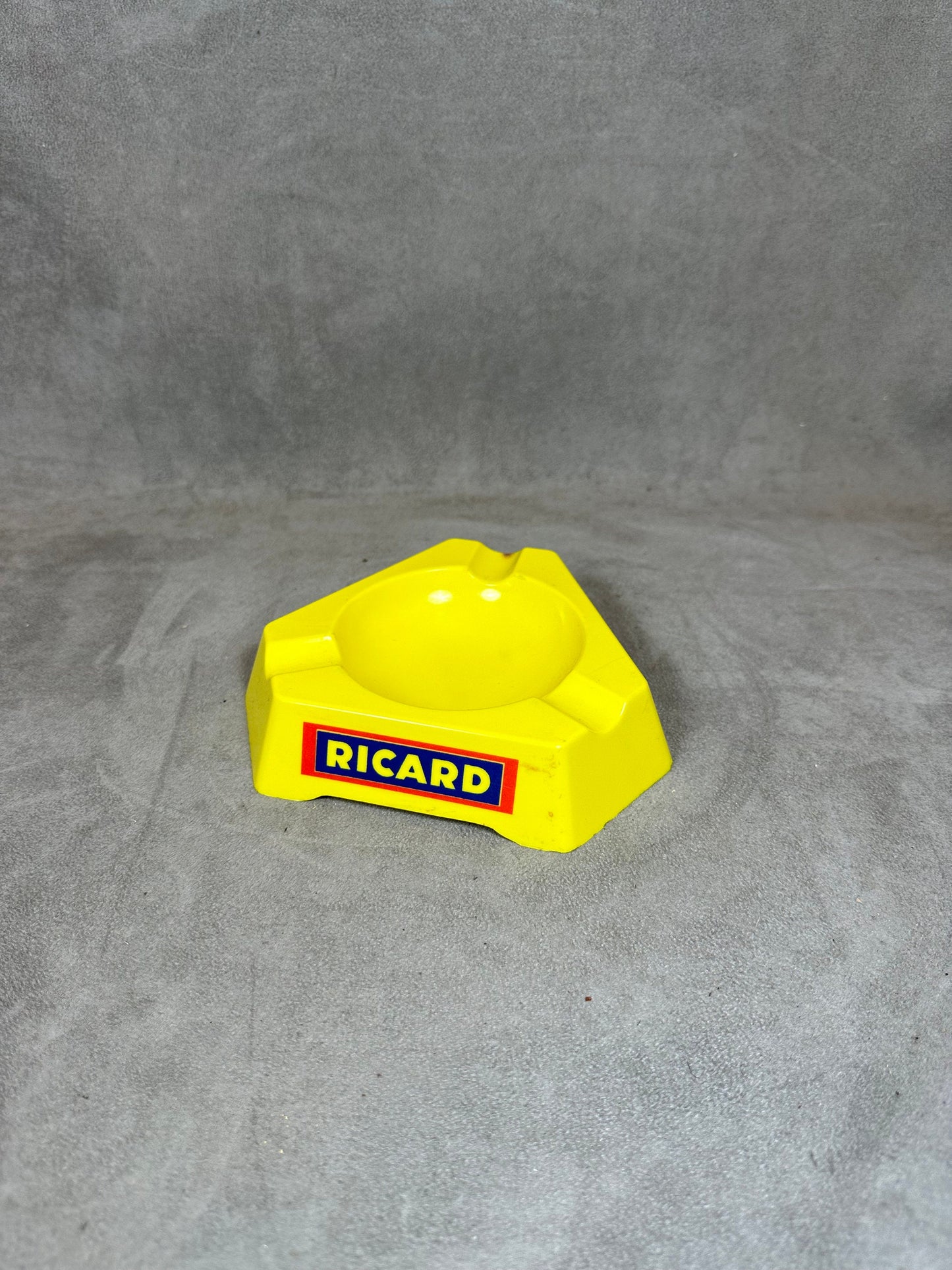 Ricard cendrier de bar triangulaire publicitaire jaune en plastique Vintage 1960