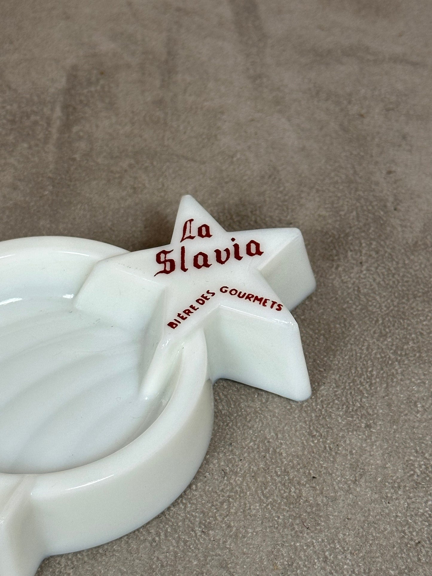 La Slavia beer ashtray in white and red vintage glass Made in France