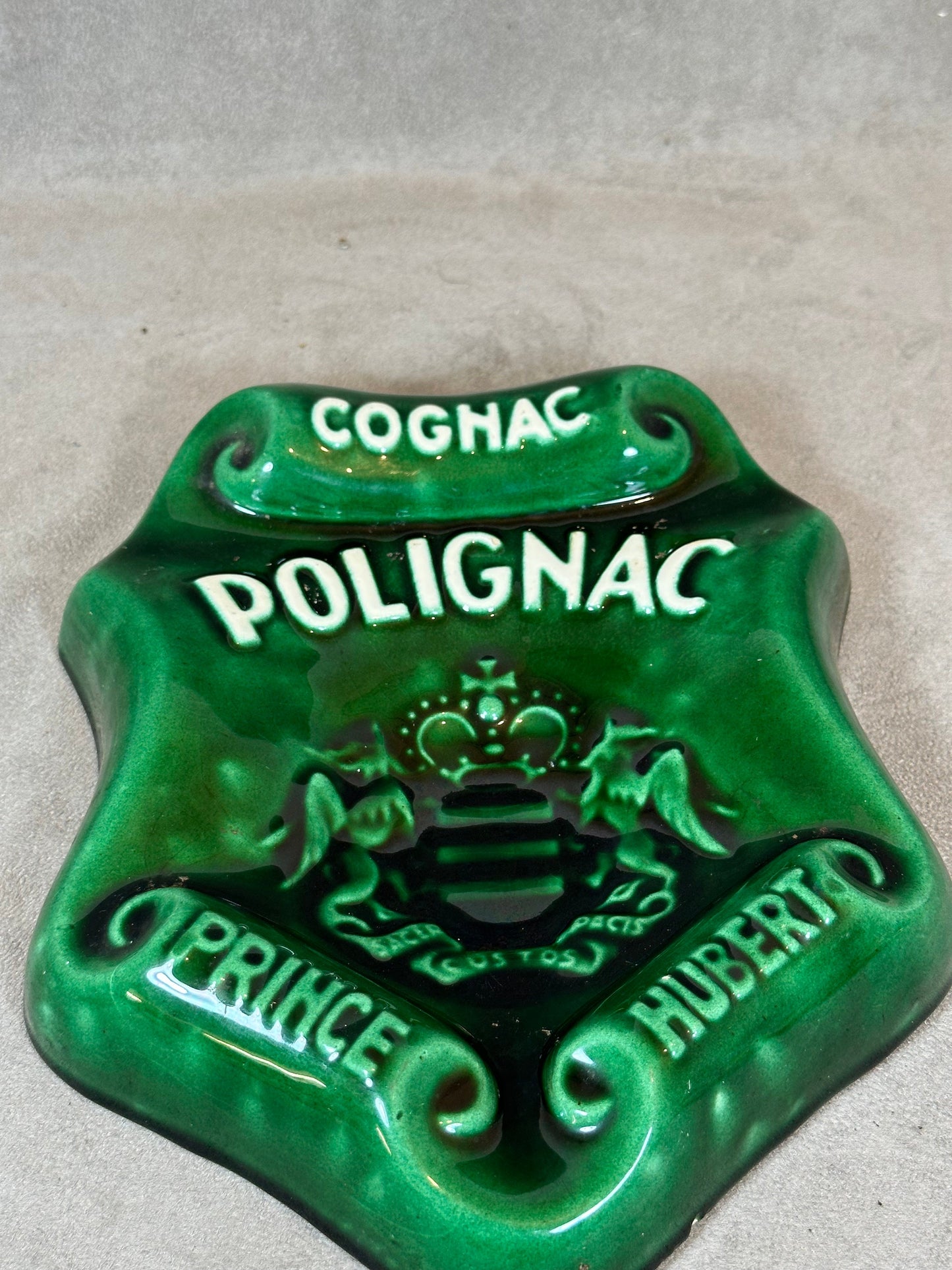 SELTENER, prächtiger Aschenbecher Polignac Prince Hubert aus grüner Vintage-Keramik, hergestellt in Frankreich 1950