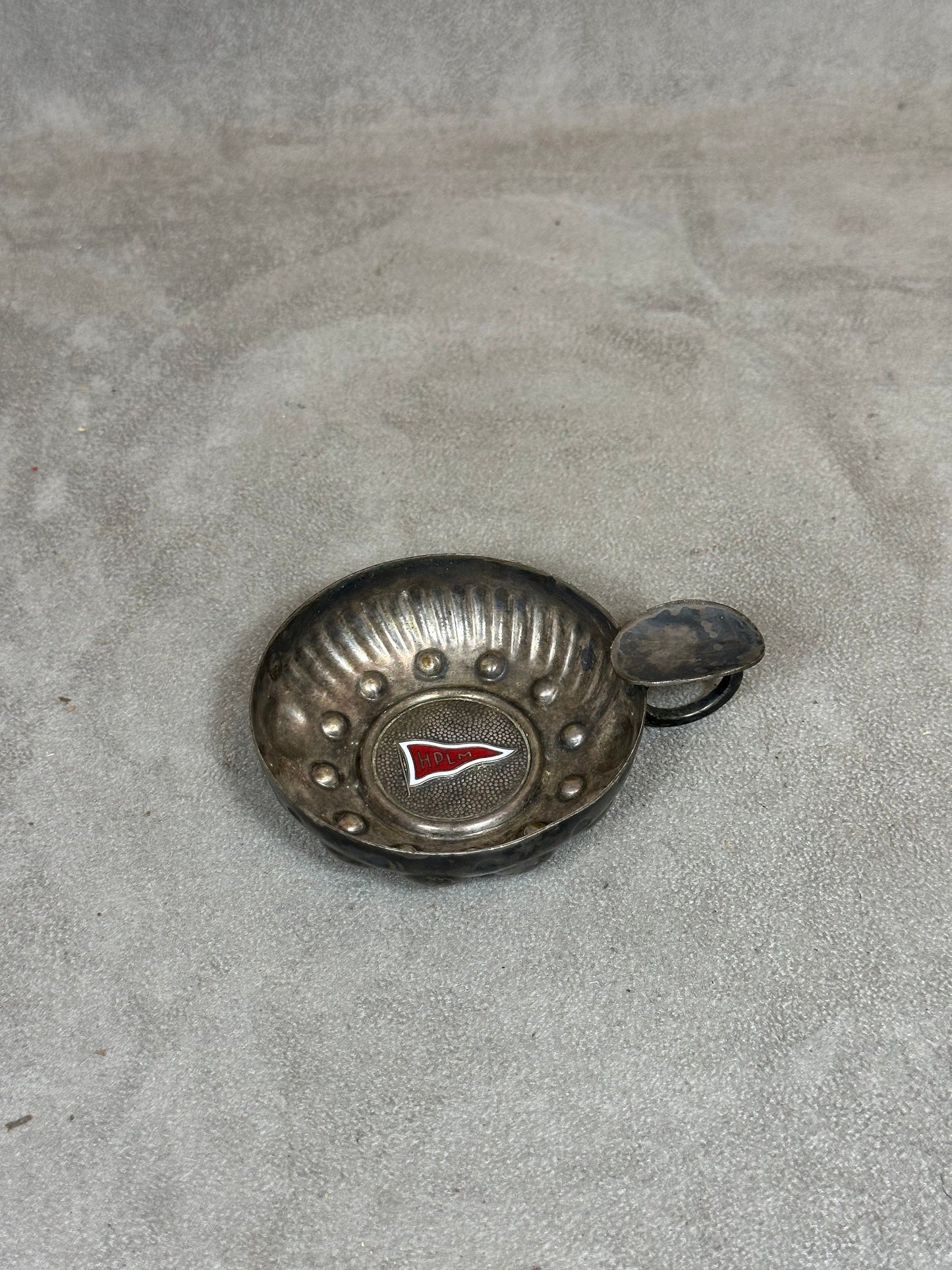 RARE Tastevin en metal argenté drapeau rouge HPLM emaillé rouge vintage made in France