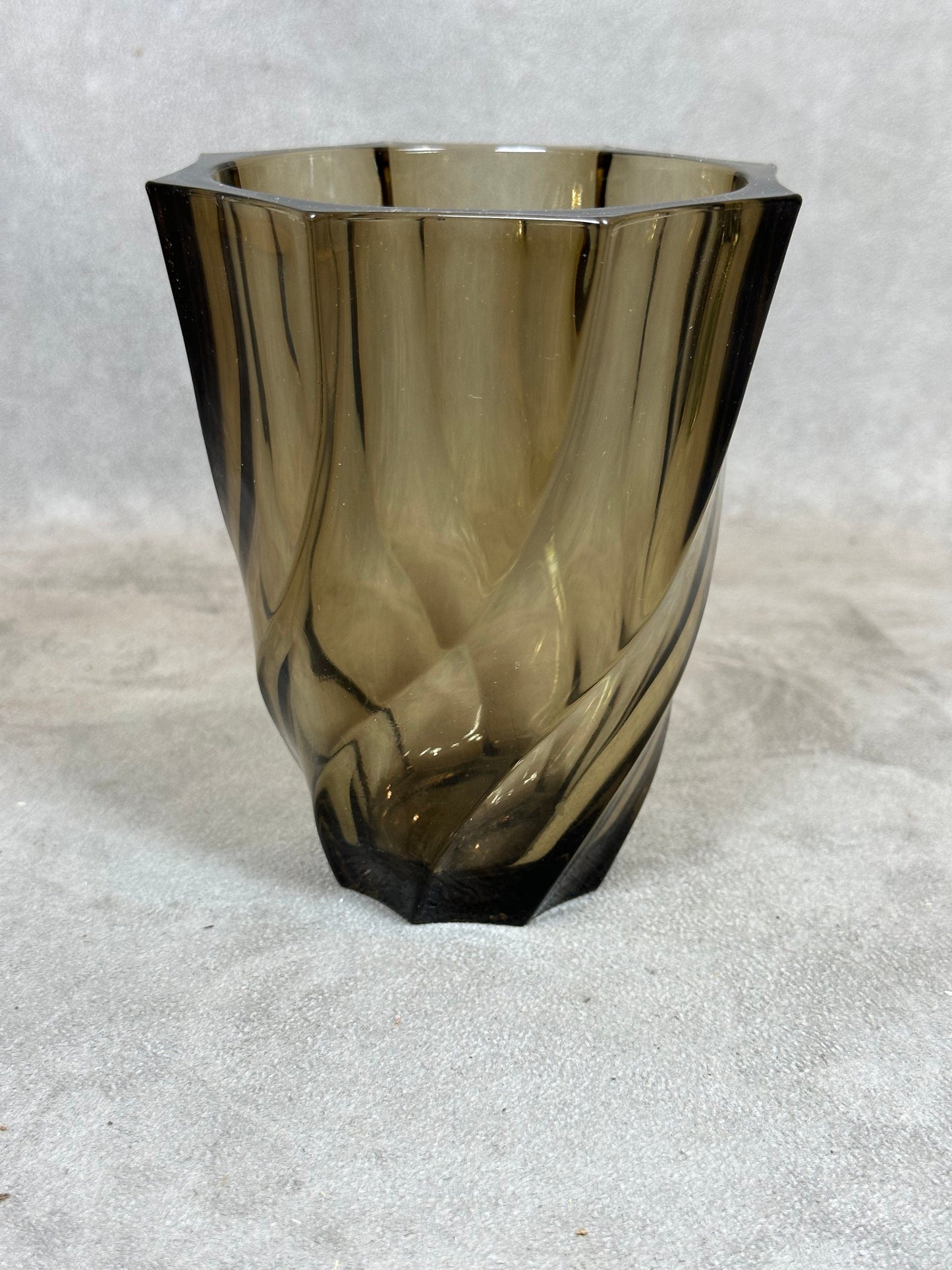 Vase en verre fumé LUMINARC LEVER vintage Made in France 1970