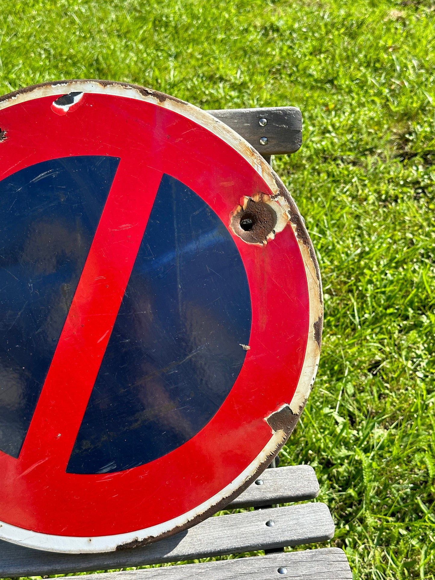 SELTENES emailliertes Blechschild, Kein Parken, Hergestellt in Frankreich, Vintage 1950