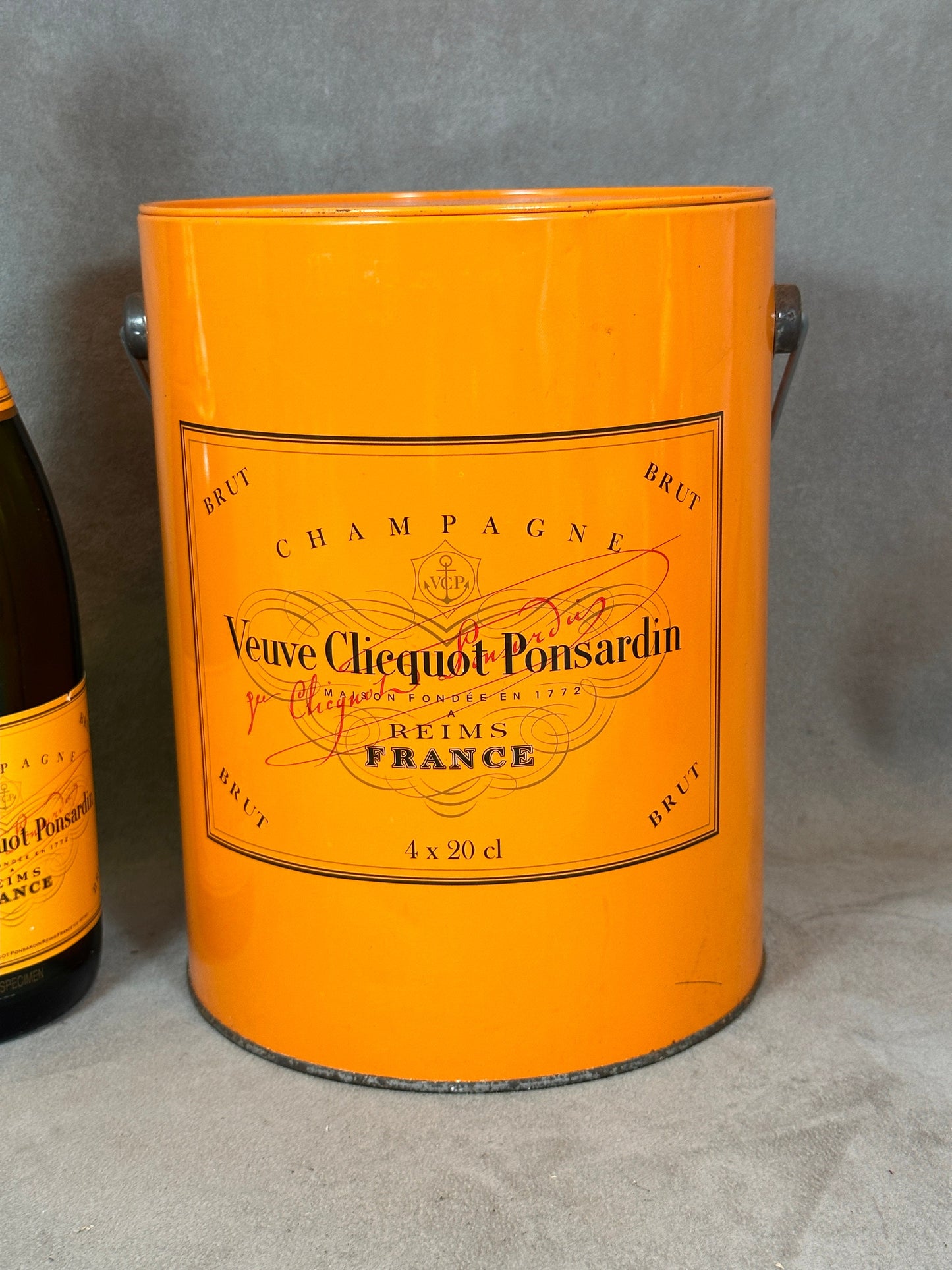 RARE Boîte champagne Veuve Clicquot en metal vintage Années 1990