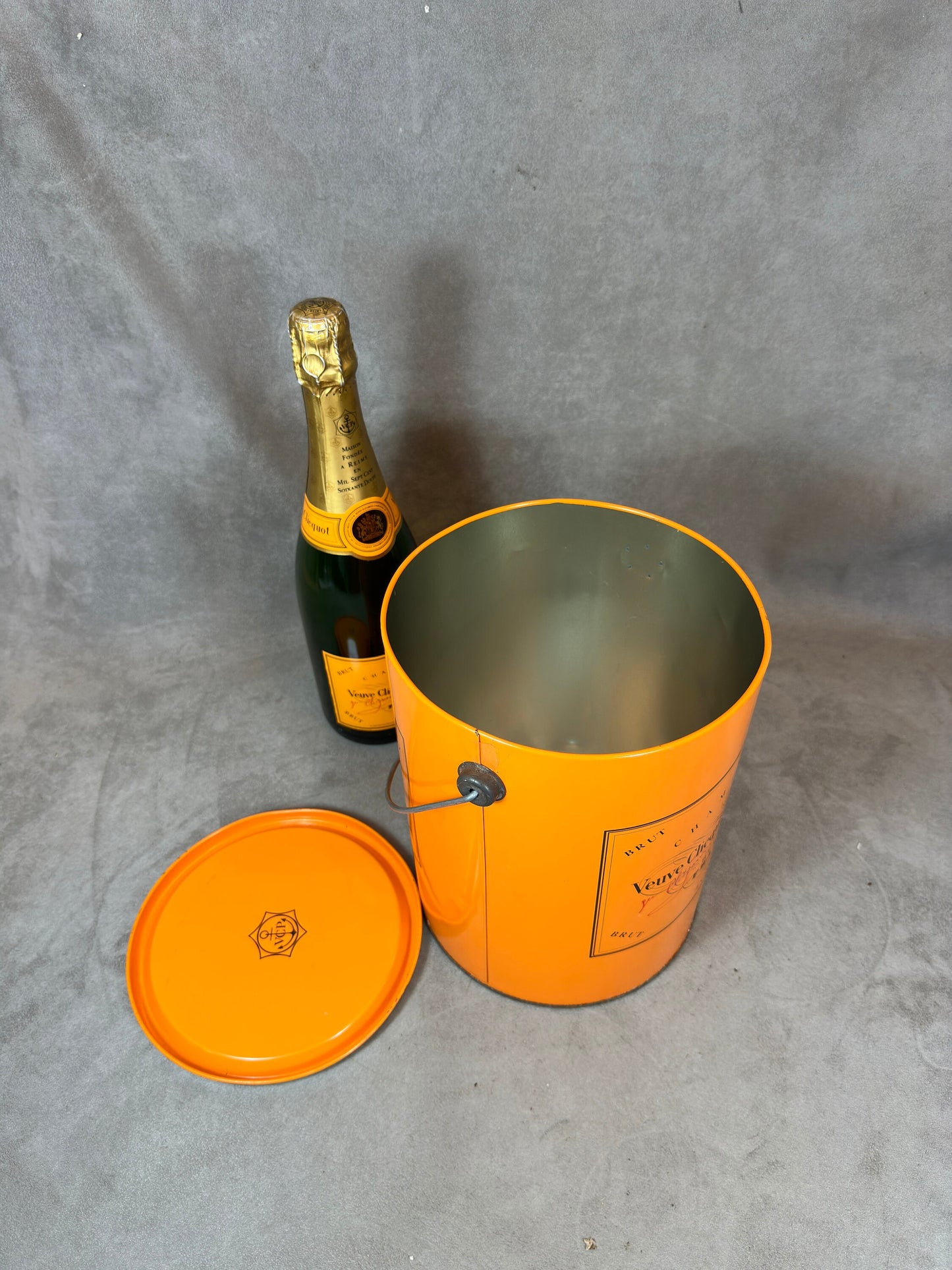 RARE Boîte champagne Veuve Clicquot en metal vintage Années 1990