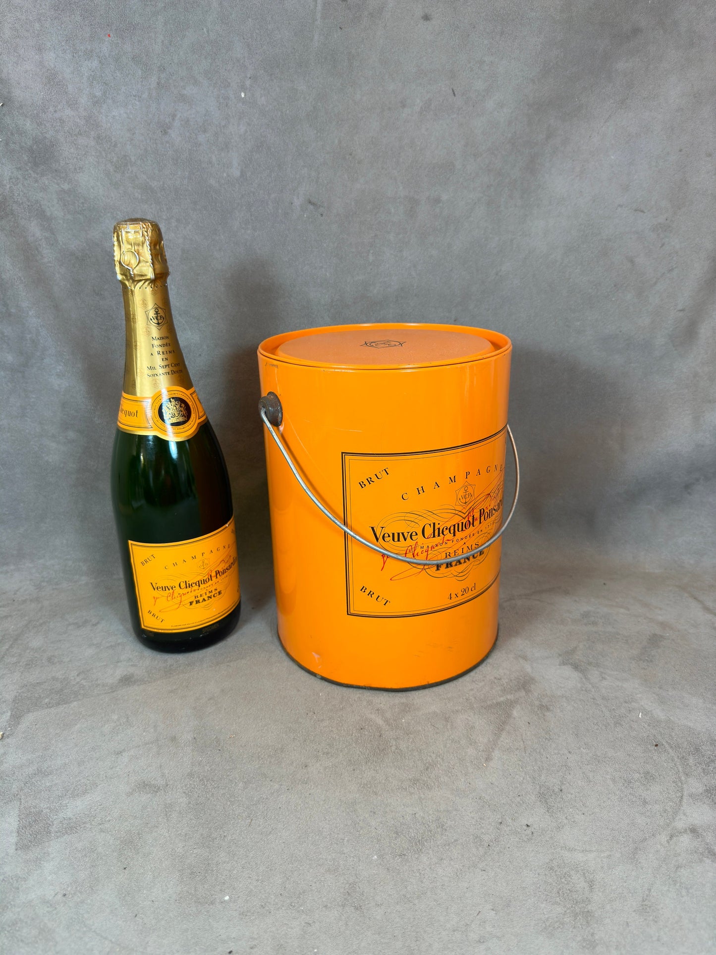 RARE Boîte champagne Veuve Clicquot en metal vintage Années 1990