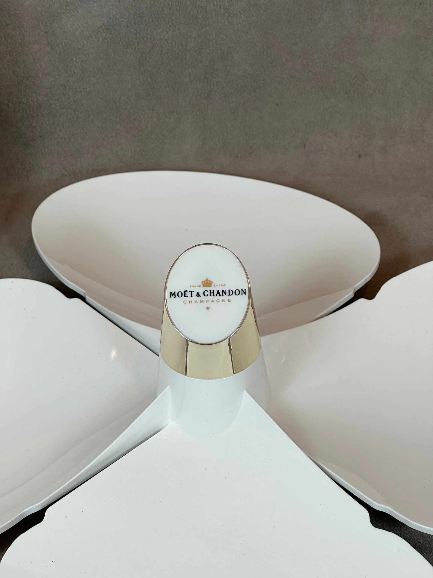 Présentoir Plat en forme d'hélice en plastique Moët & Chandon, Made in France, Vintage 1990