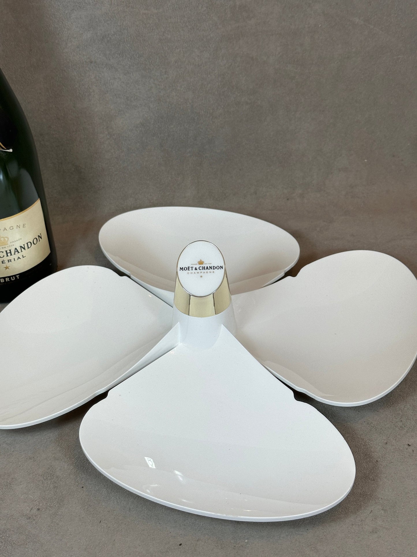 Présentoir Plat en forme d'hélice en plastique Moët & Chandon, Made in France, Vintage 1990