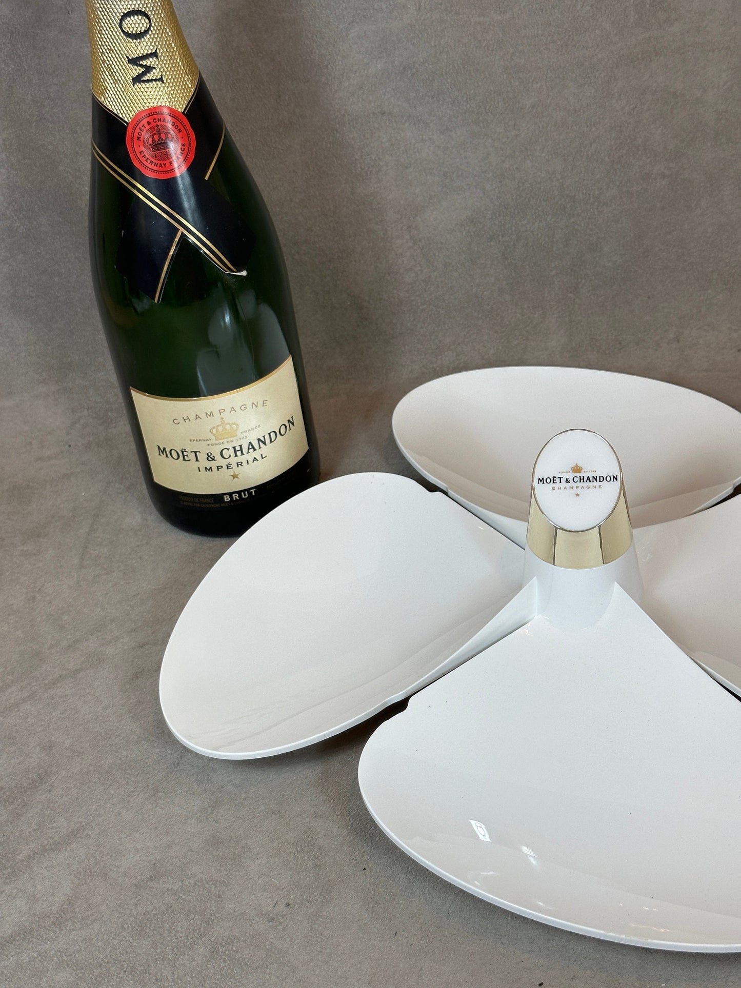Présentoir Plat en forme d'hélice en plastique Moët & Chandon, Made in France, Vintage 1990