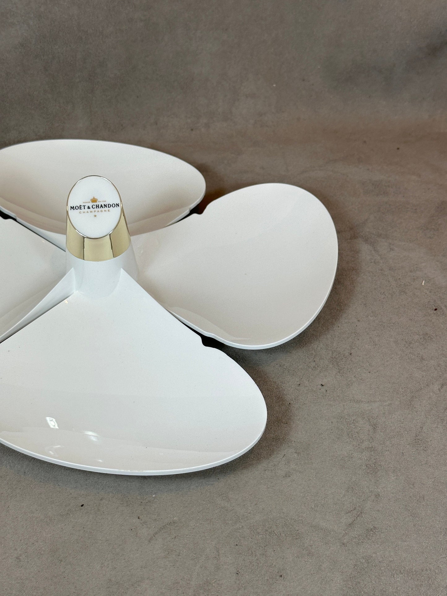 Présentoir Plat en forme d'hélice en plastique Moët & Chandon, Made in France, Vintage 1990