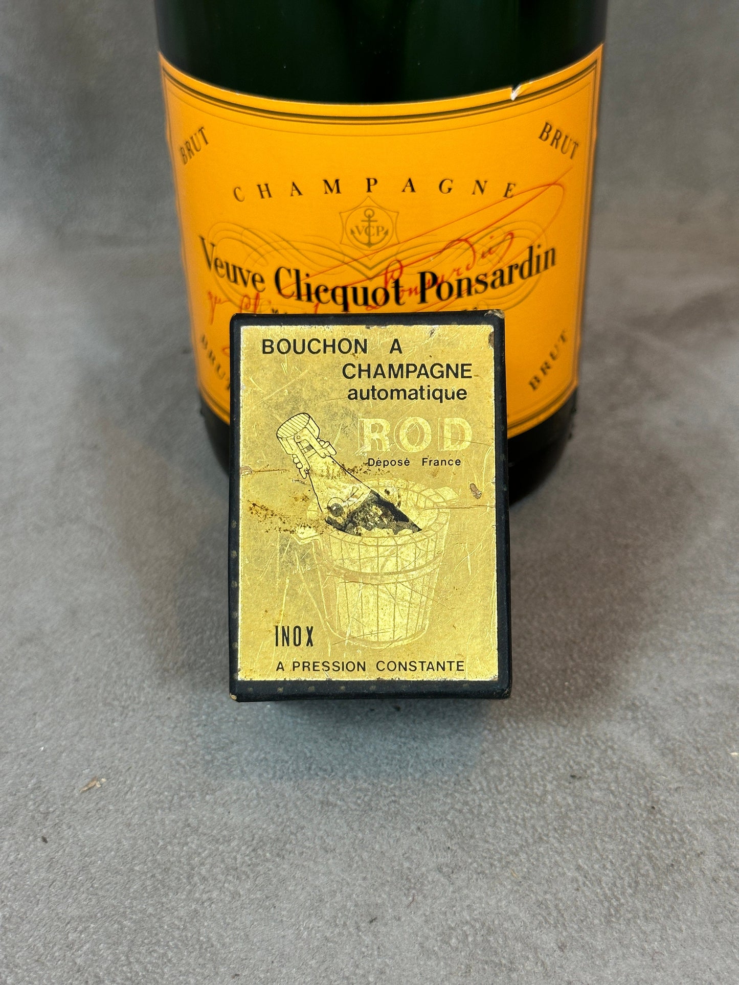 Bouchon stoppeur en métal ROD pour bouteille de champagne entamée à décor du blason de la Champagne Ardennes