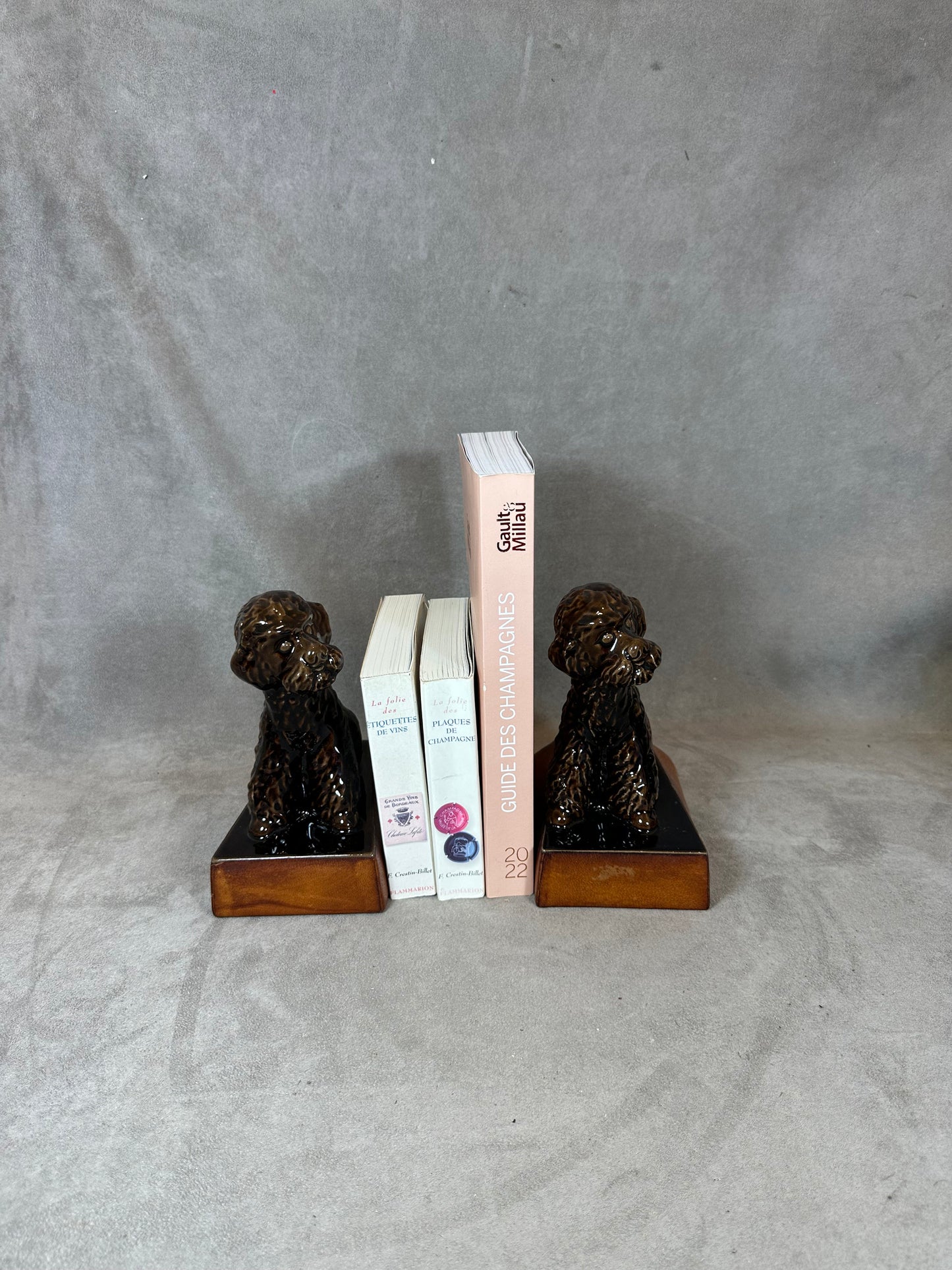 RARE Lot de 2 magnifiques serre-livres en forme de chien en faience émaillée marron avec socle en cuir vintage 1970