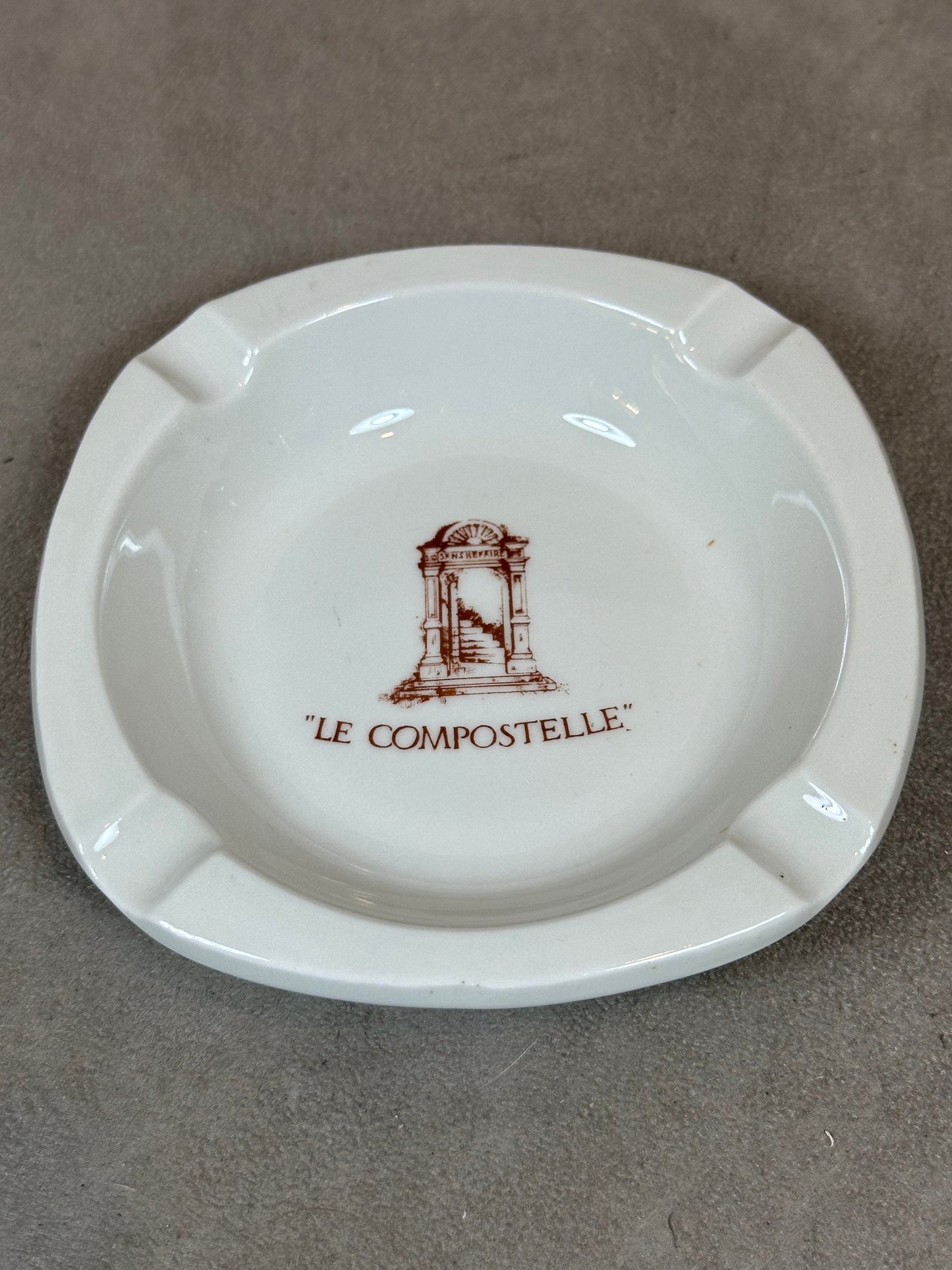 Cendrier publicitaire du restaurant Le Compostelle vintage en faience PILLIVUYT Made in France