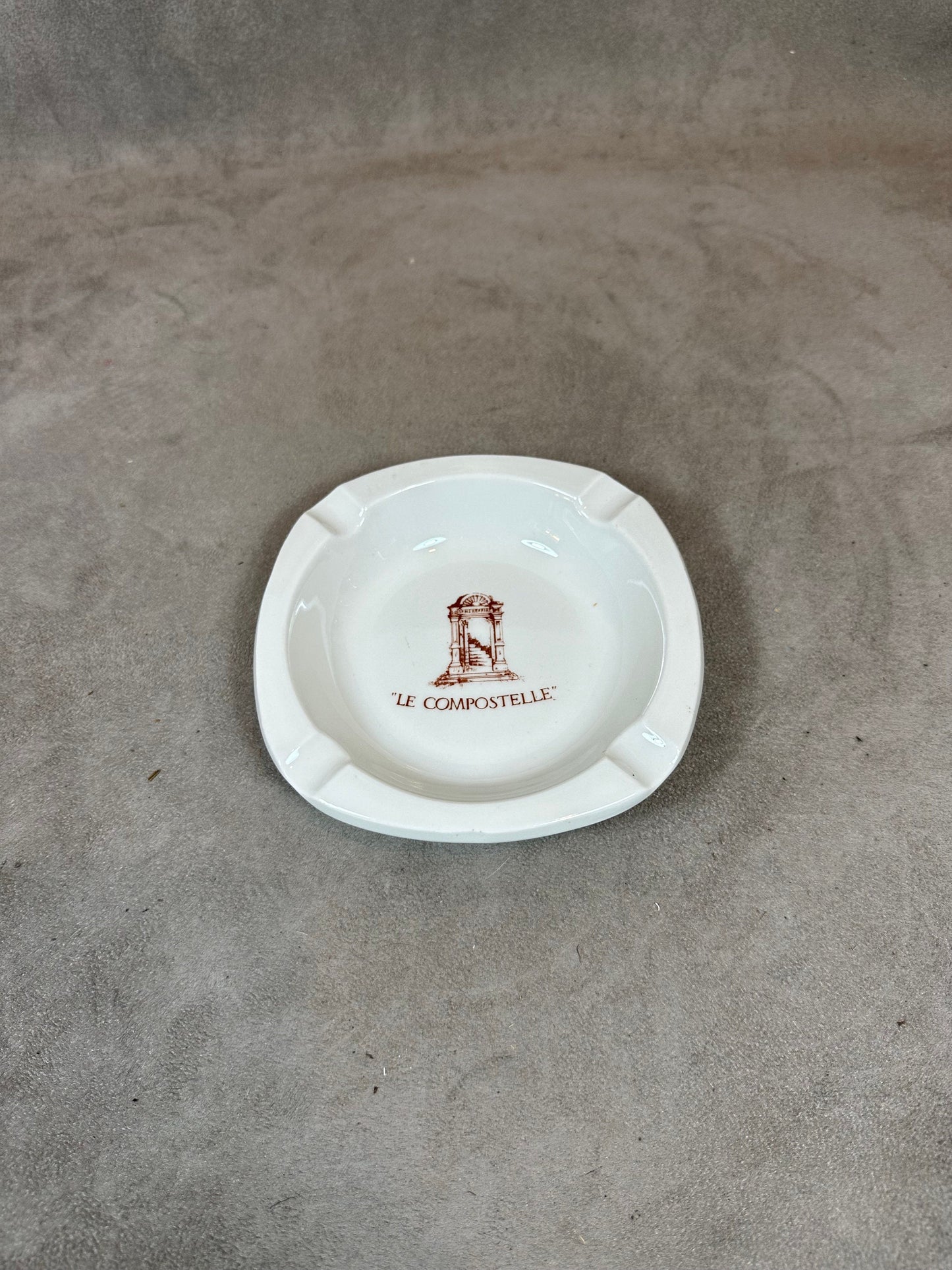 Cendrier publicitaire du restaurant Le Compostelle vintage en faience PILLIVUYT Made in France