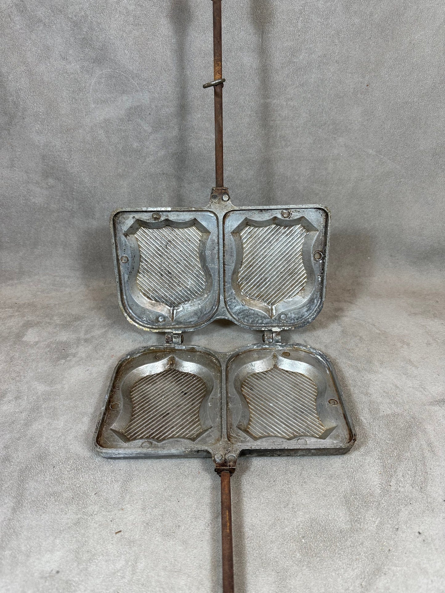 RARE Croque-monsieur machine 2 plates in the shape of a coat of arms in cast aluminum with wooden handles toaster Vintage Made in France 1950