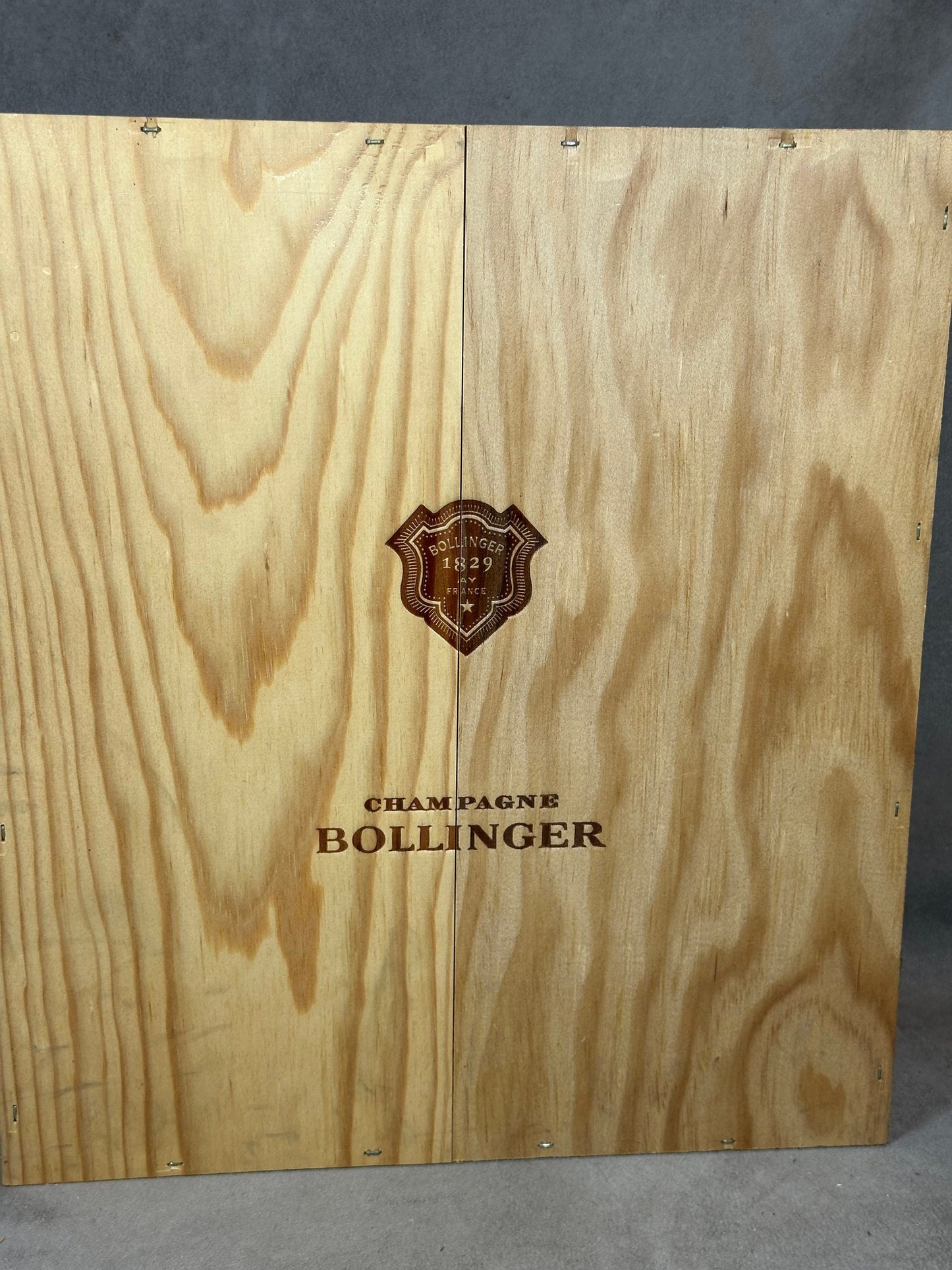 Caisse en bois pour  bouteilles de champagne Bollinger Made in France Années 1990