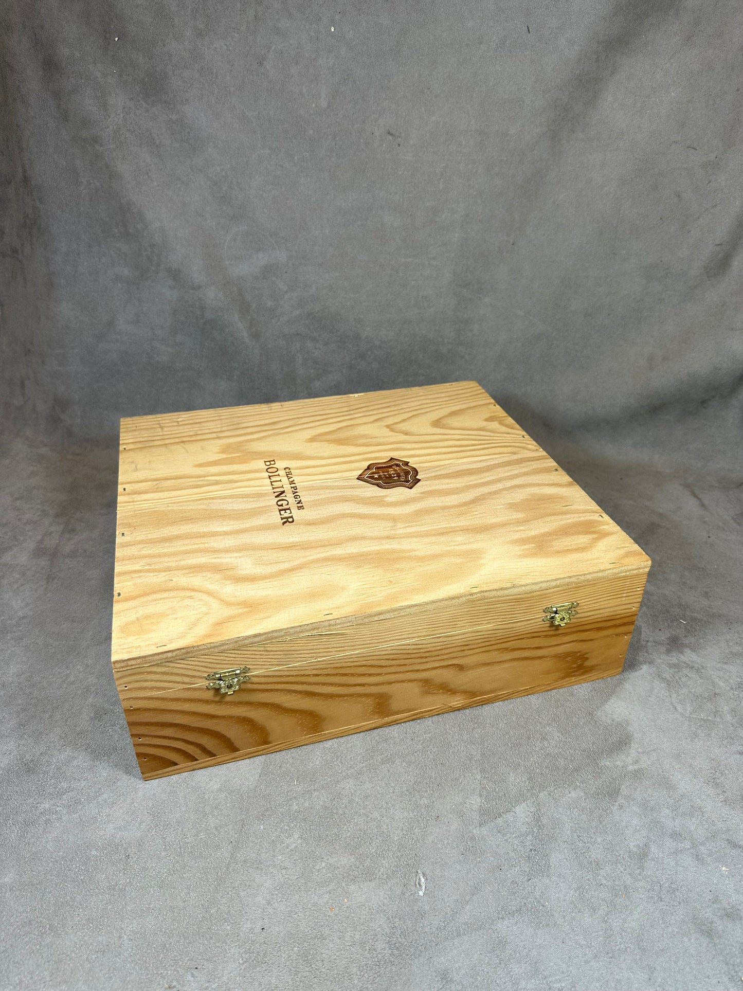 Caisse en bois pour  bouteilles de champagne Bollinger Made in France Années 1990
