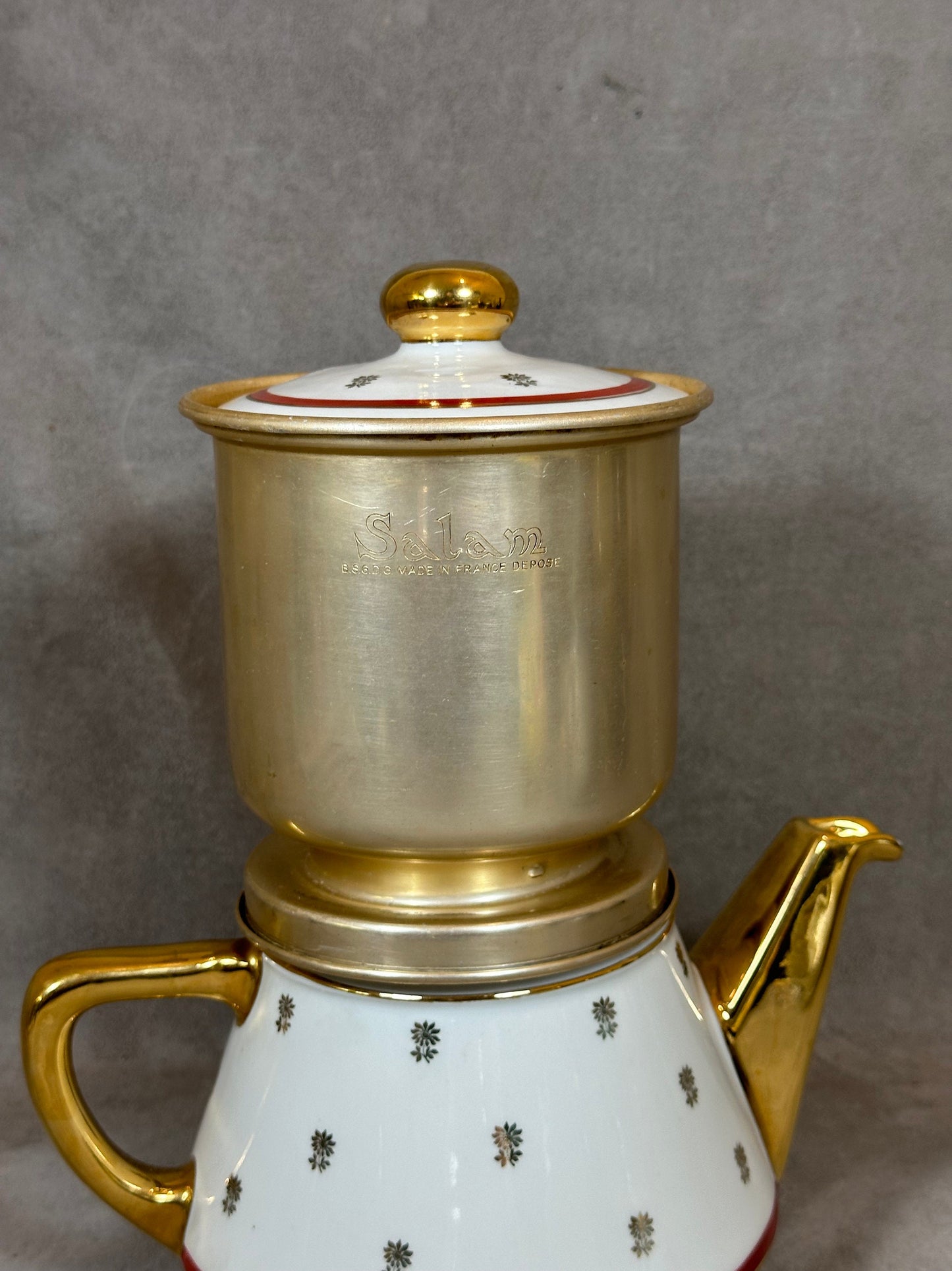 RARE Cafetière filtre Salam doré sur faïence vintage rouge et blanche à détails doré années 1960