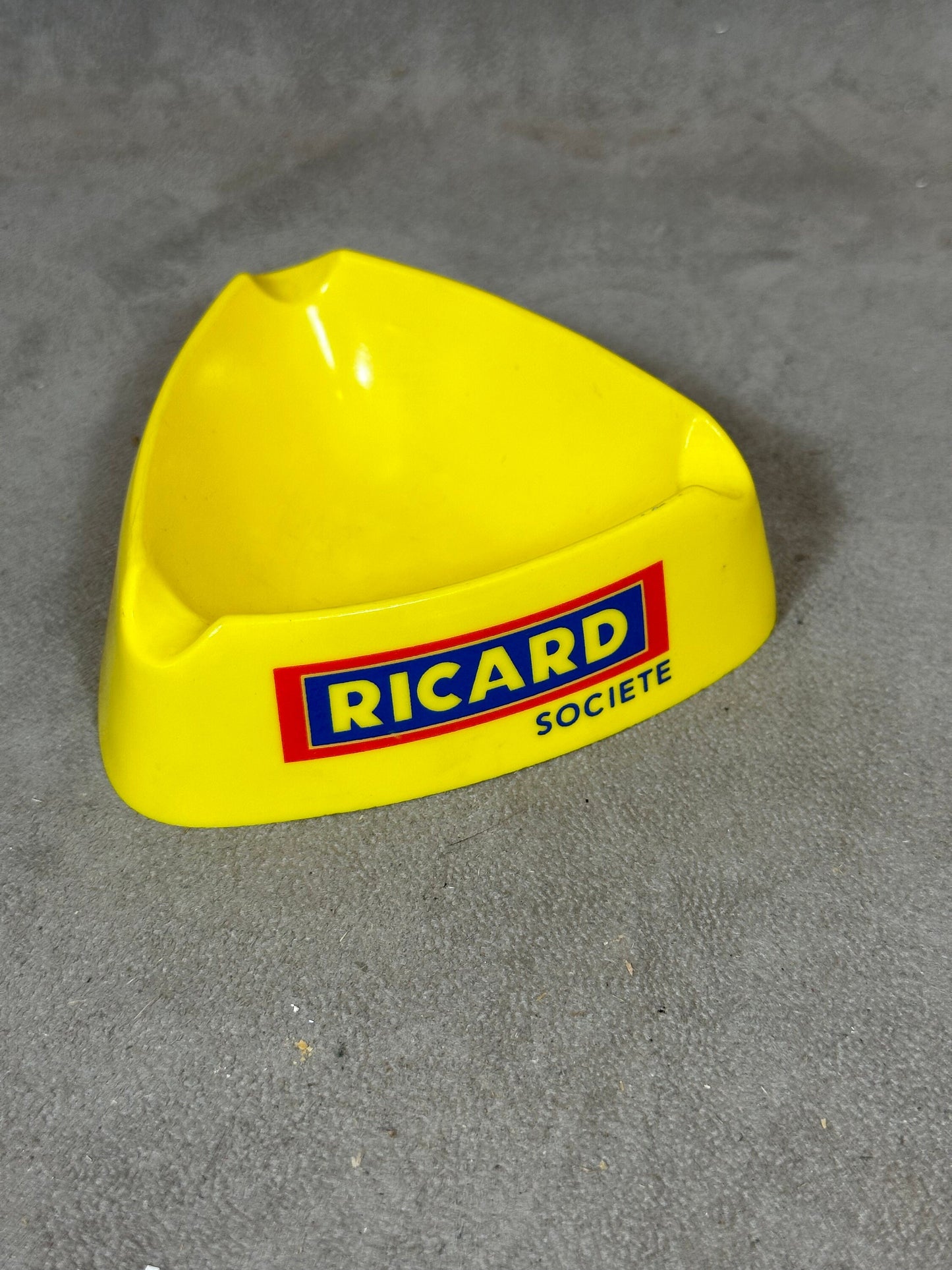 Ricard cendrier de bar triangulaire publicitaire jaune en plastique Vintage 1960