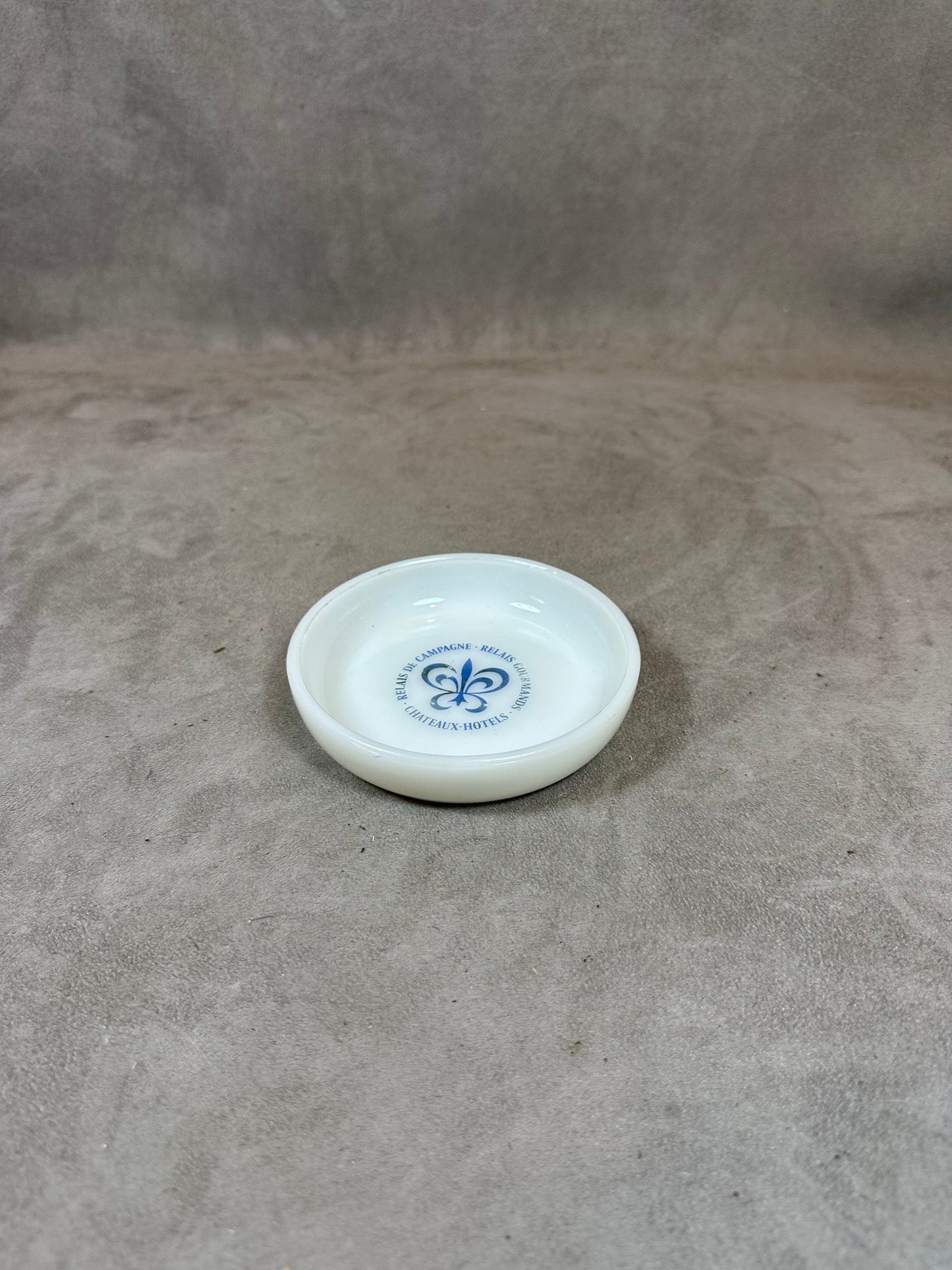 Vintage advertising ashtray Relais et chateau de campagne in vintage glass from the 1970s