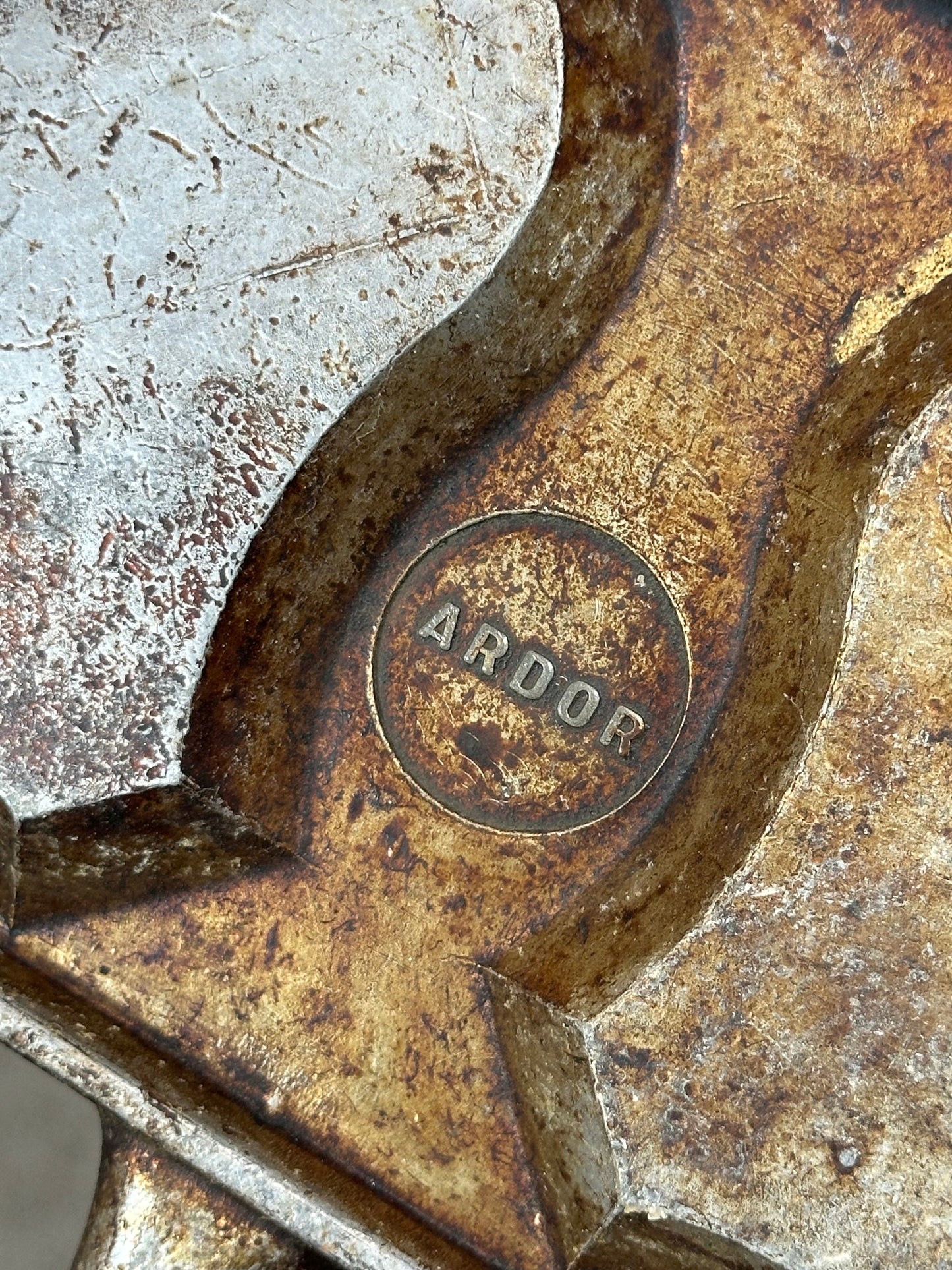 RARE Appareil à croque-monsieur 2 plaques en forme de blason en fonte d'aluminium avec poignées en bois toasteur Vintage Made in France 1950