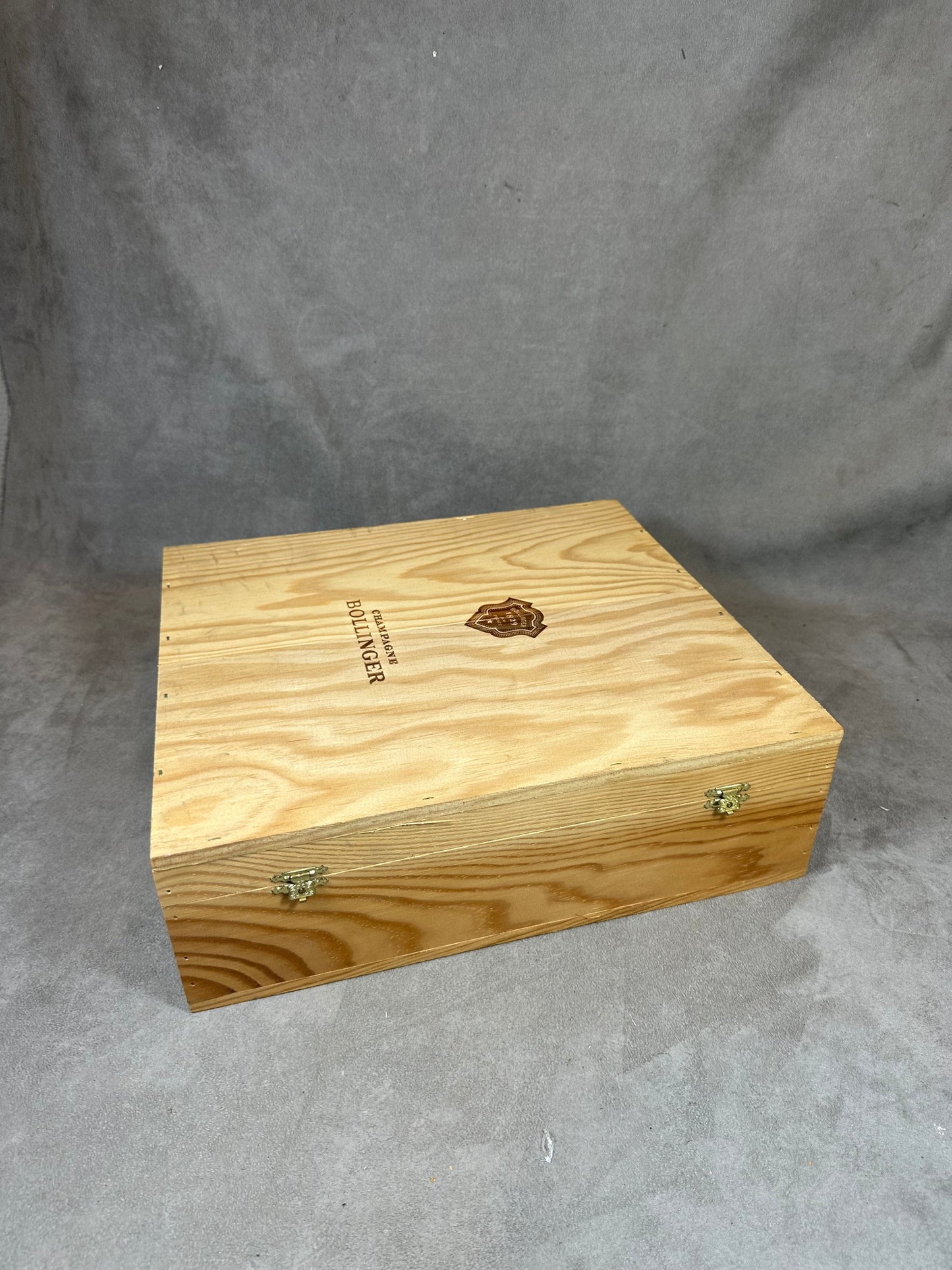 Caisse en bois pour  bouteilles de champagne Bollinger Made in France Années 1990