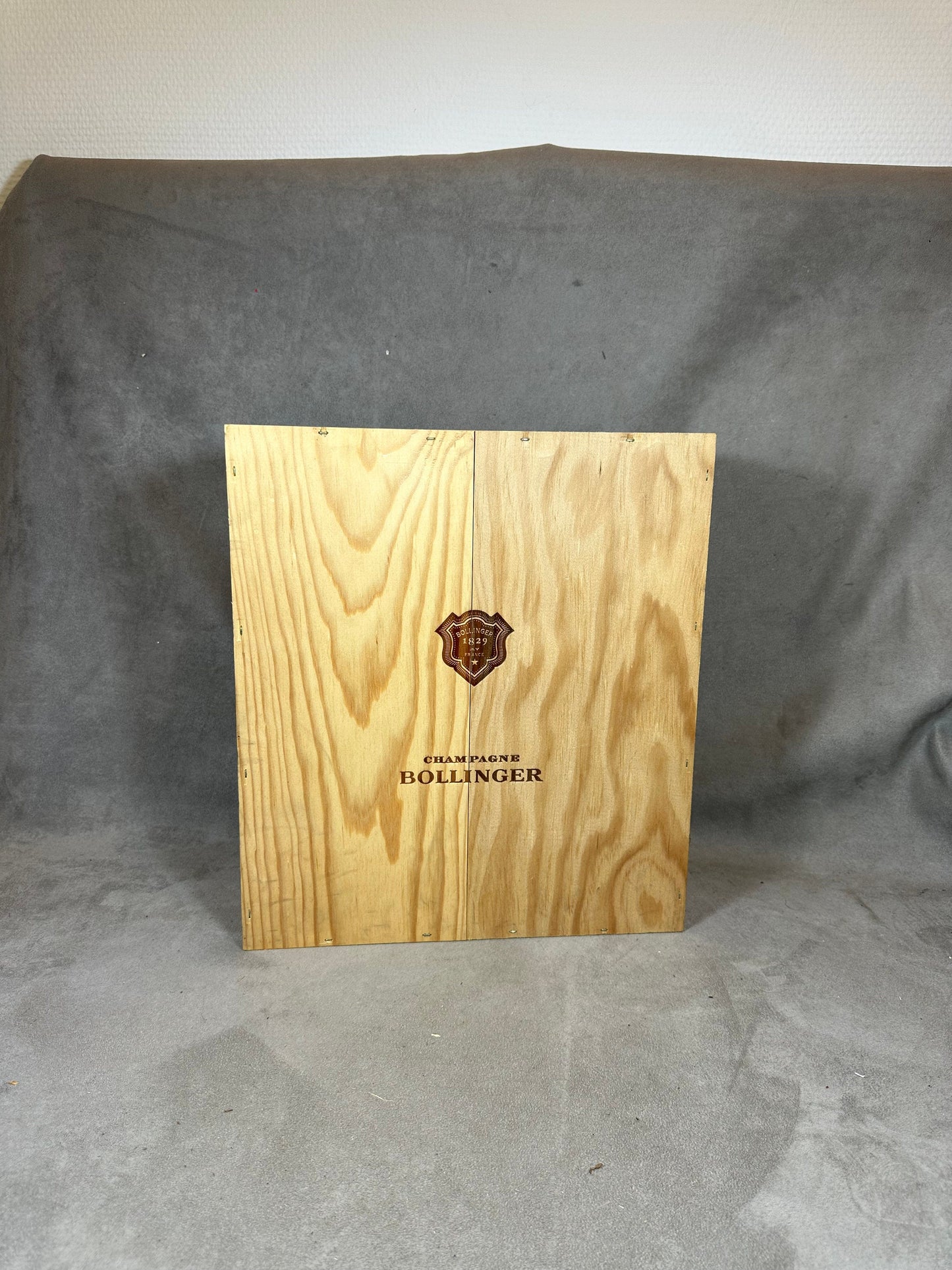 Caisse en bois pour  bouteilles de champagne Bollinger Made in France Années 1990
