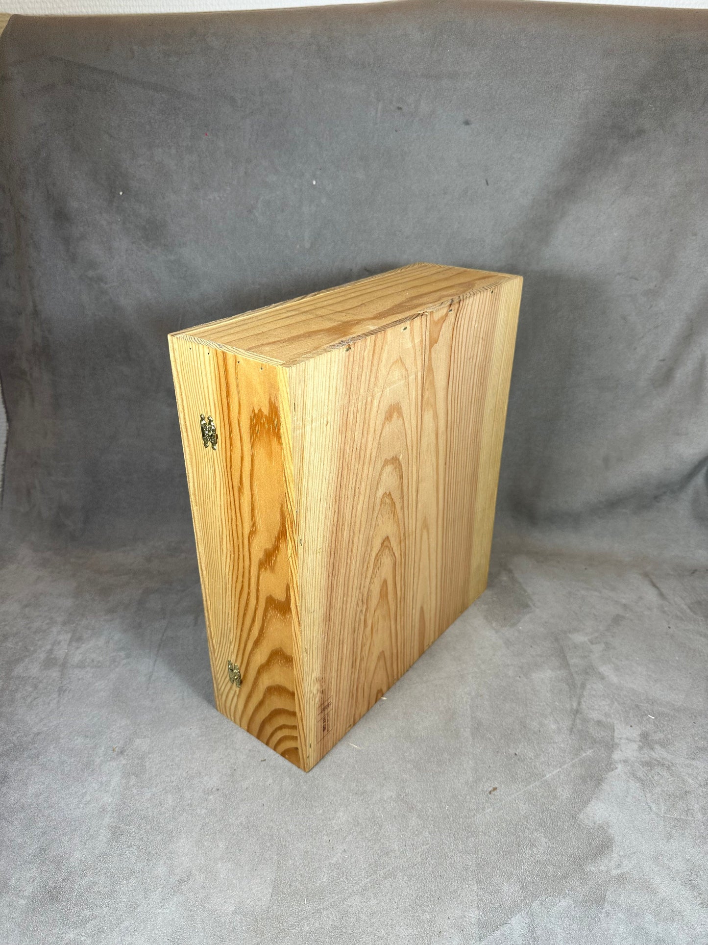 Caisse en bois pour  bouteilles de champagne Bollinger Made in France Années 1990