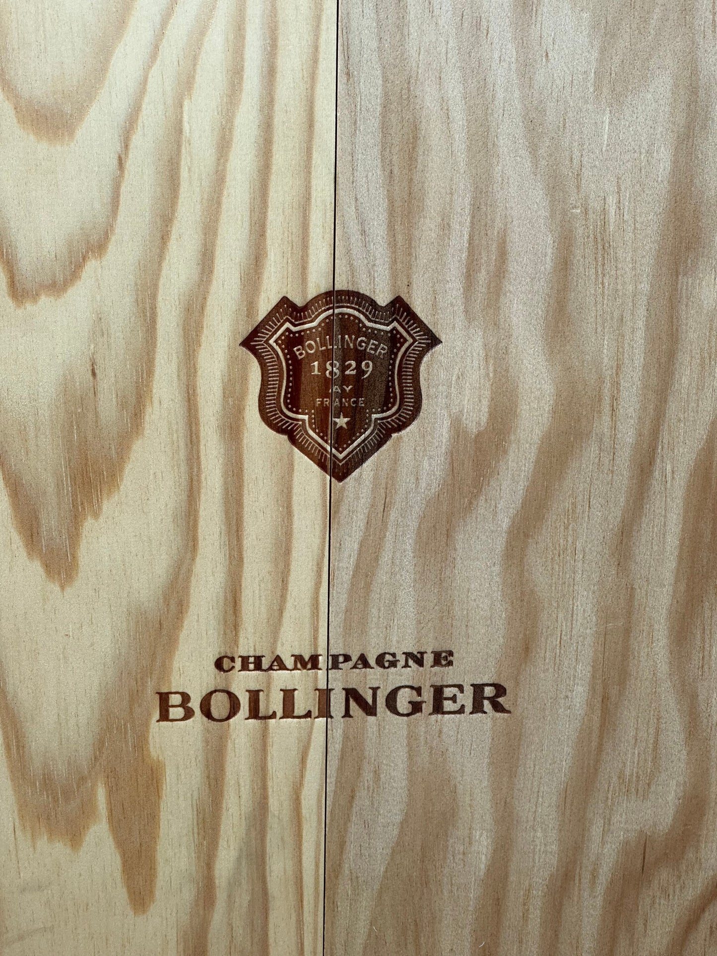 Caisse en bois pour  bouteilles de champagne Bollinger Made in France Années 1990