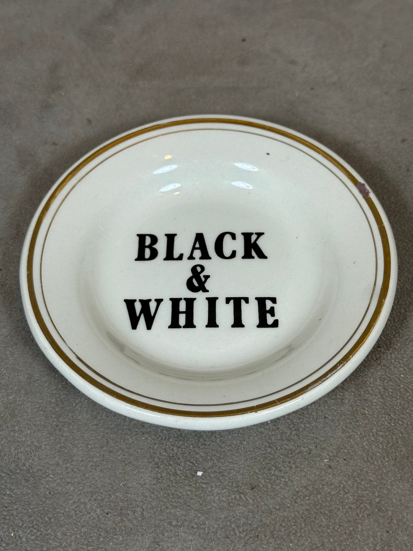 Cendrier Black&White Whisky vintage en porcelaine Keller et Guerin Années 1980