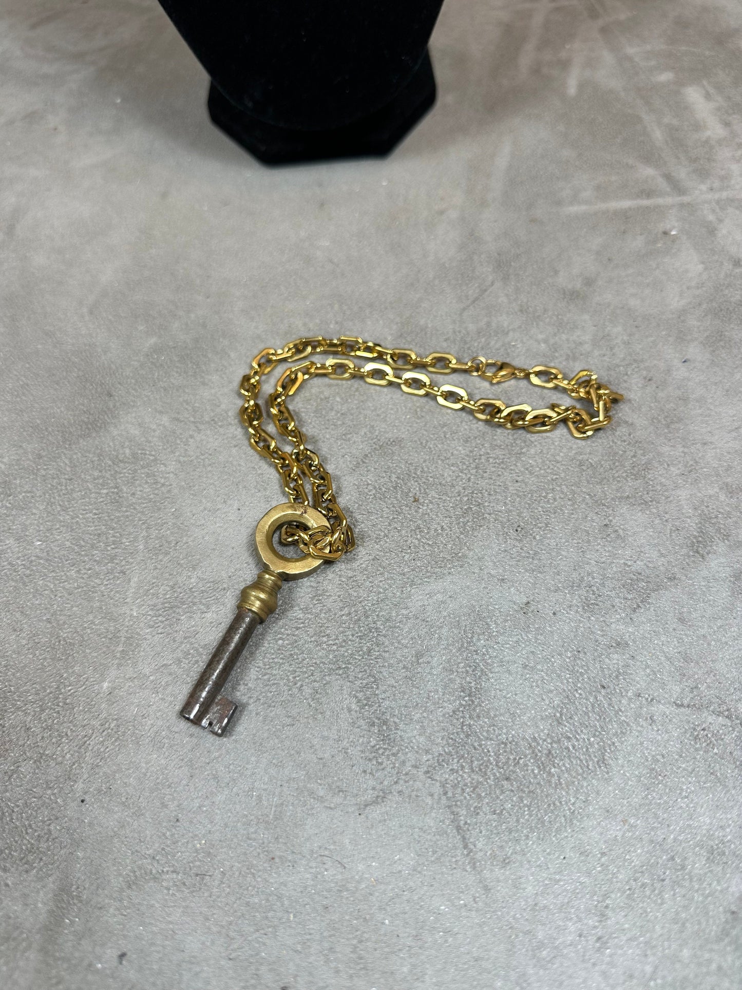 RARE Magnifique collier doré en acier inoxydable avec une clé ancienne de chateau français vintage