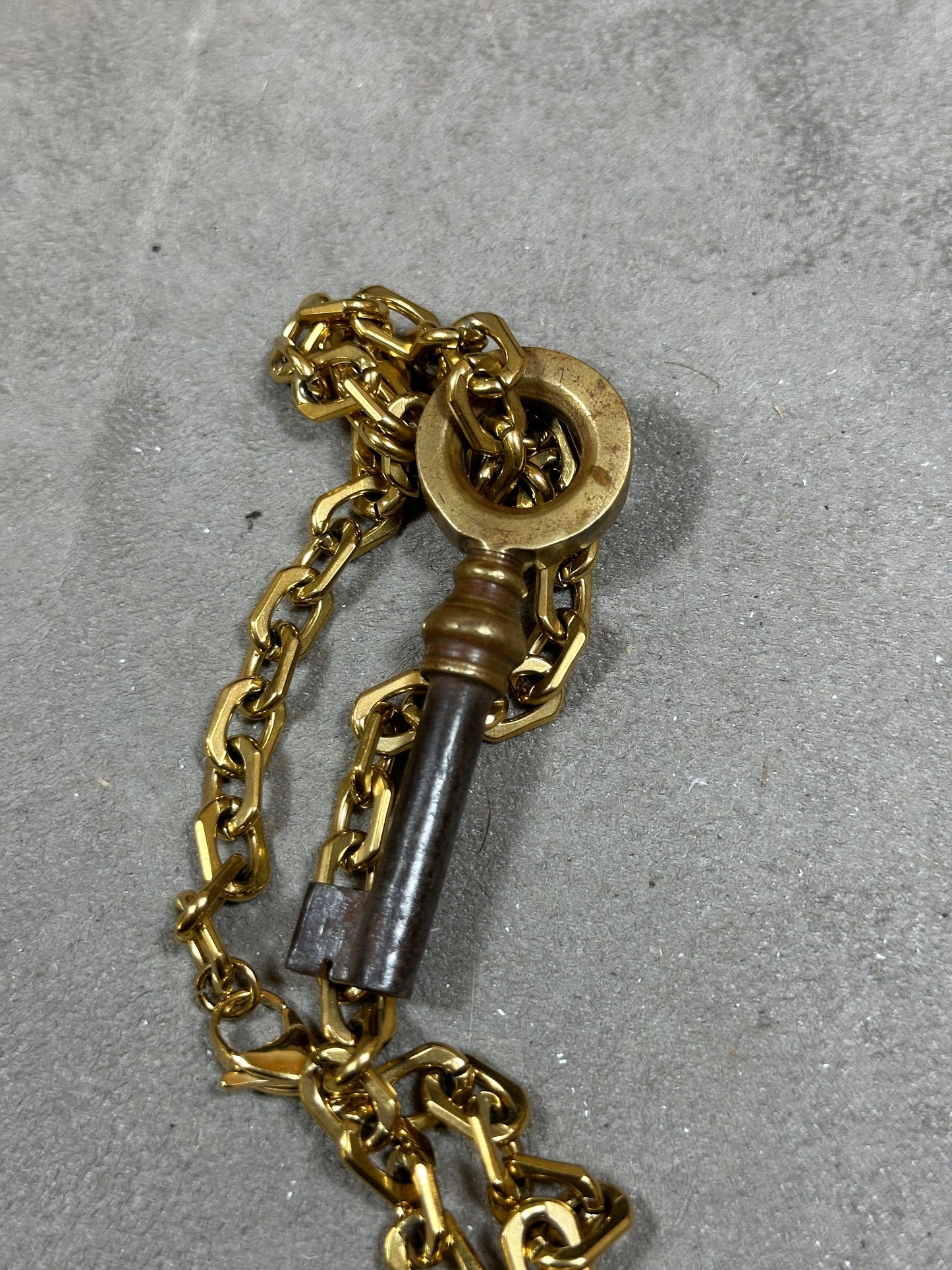 RARE Magnifique collier doré en acier inoxydable avec une clé ancienne de chateau français vintage