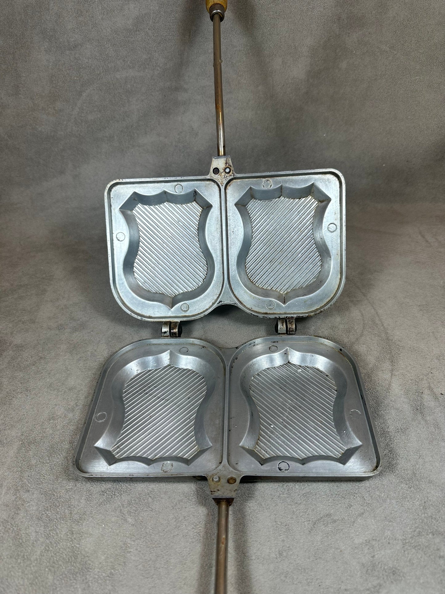 RARE Croque-monsieur machine 2 plates in the shape of a coat of arms in cast aluminum with wooden handles toaster Vintage Made in France 1950