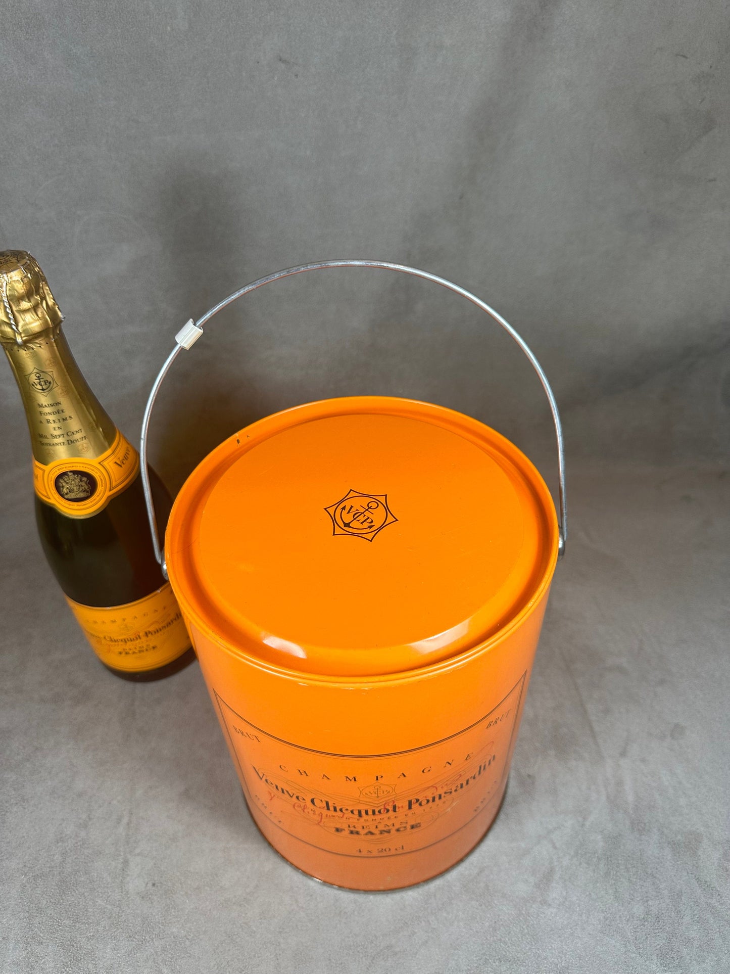 Vintage orangefarbene Veuve Clicquot-Metallbox aus den 1990er Jahren