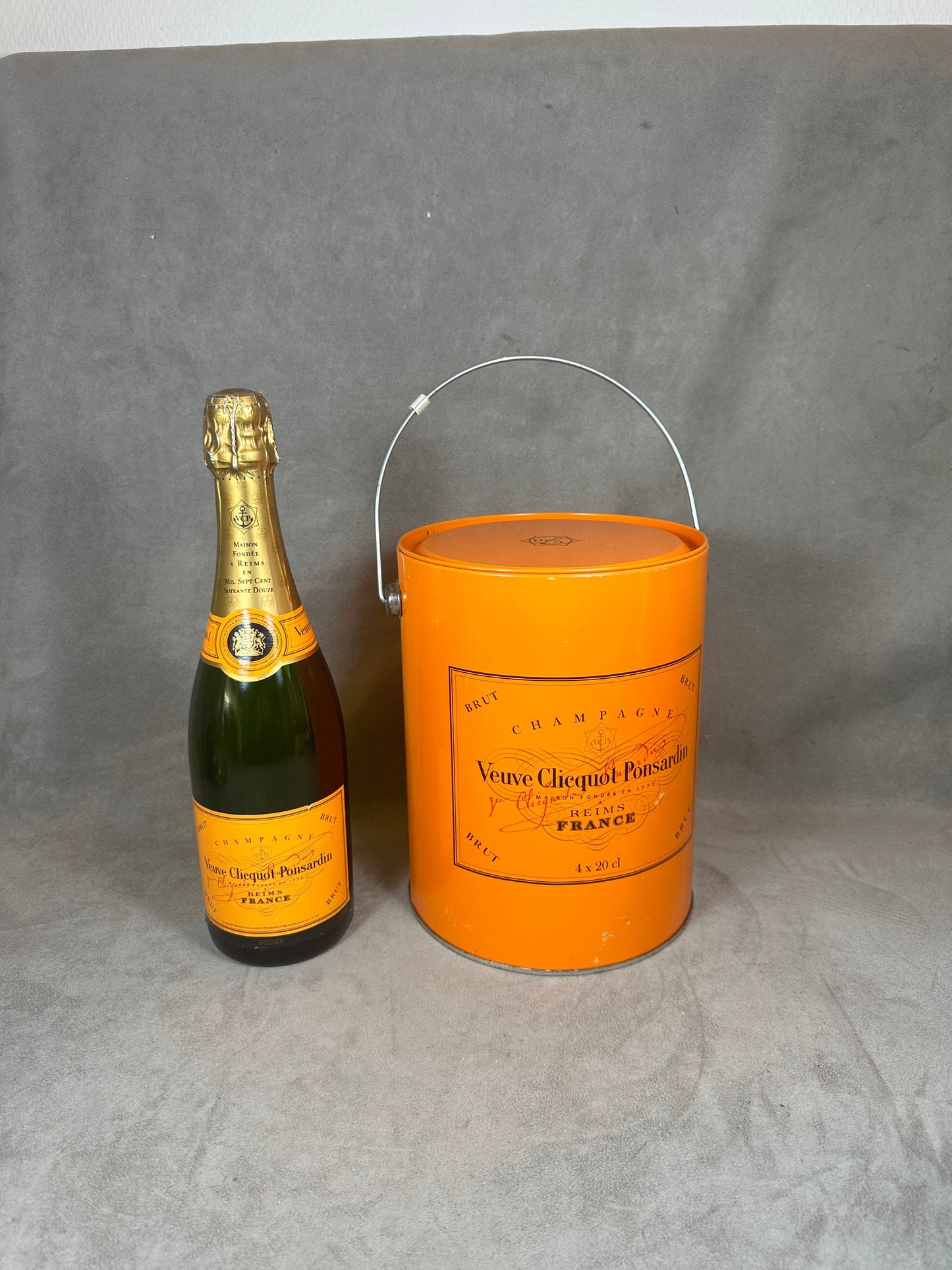 Boîte Veuve Clicquot orange en metal vintage Années 1990