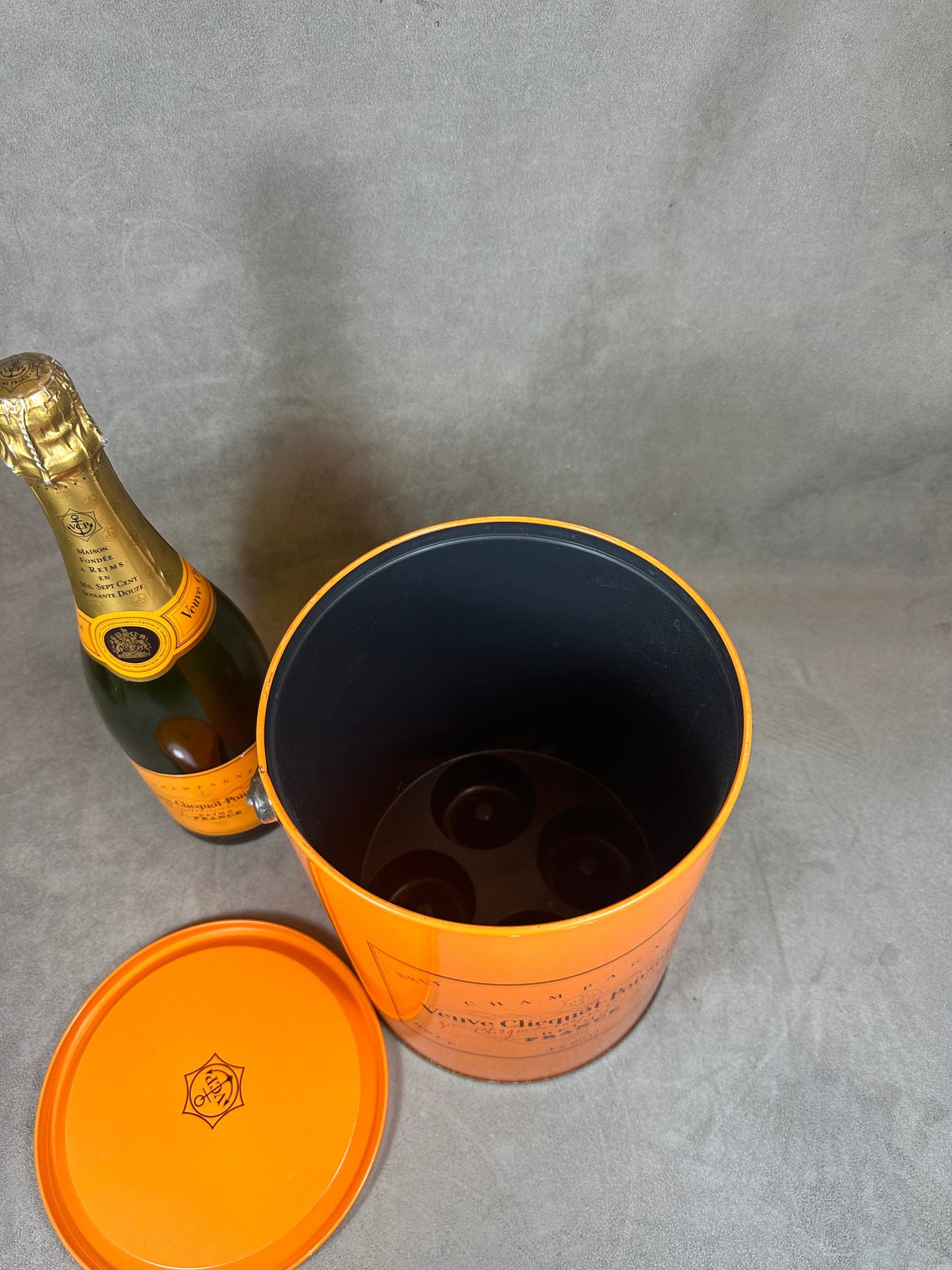 Vintage orangefarbene Veuve Clicquot-Metallbox aus den 1990er Jahren