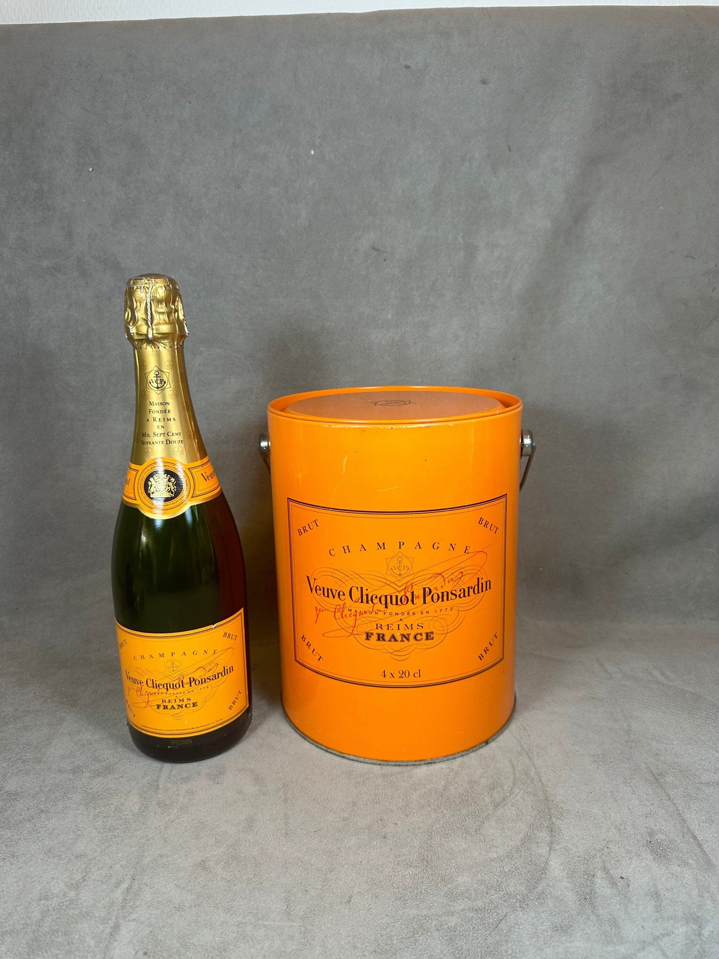 Boîte Veuve Clicquot orange en metal vintage Années 1990