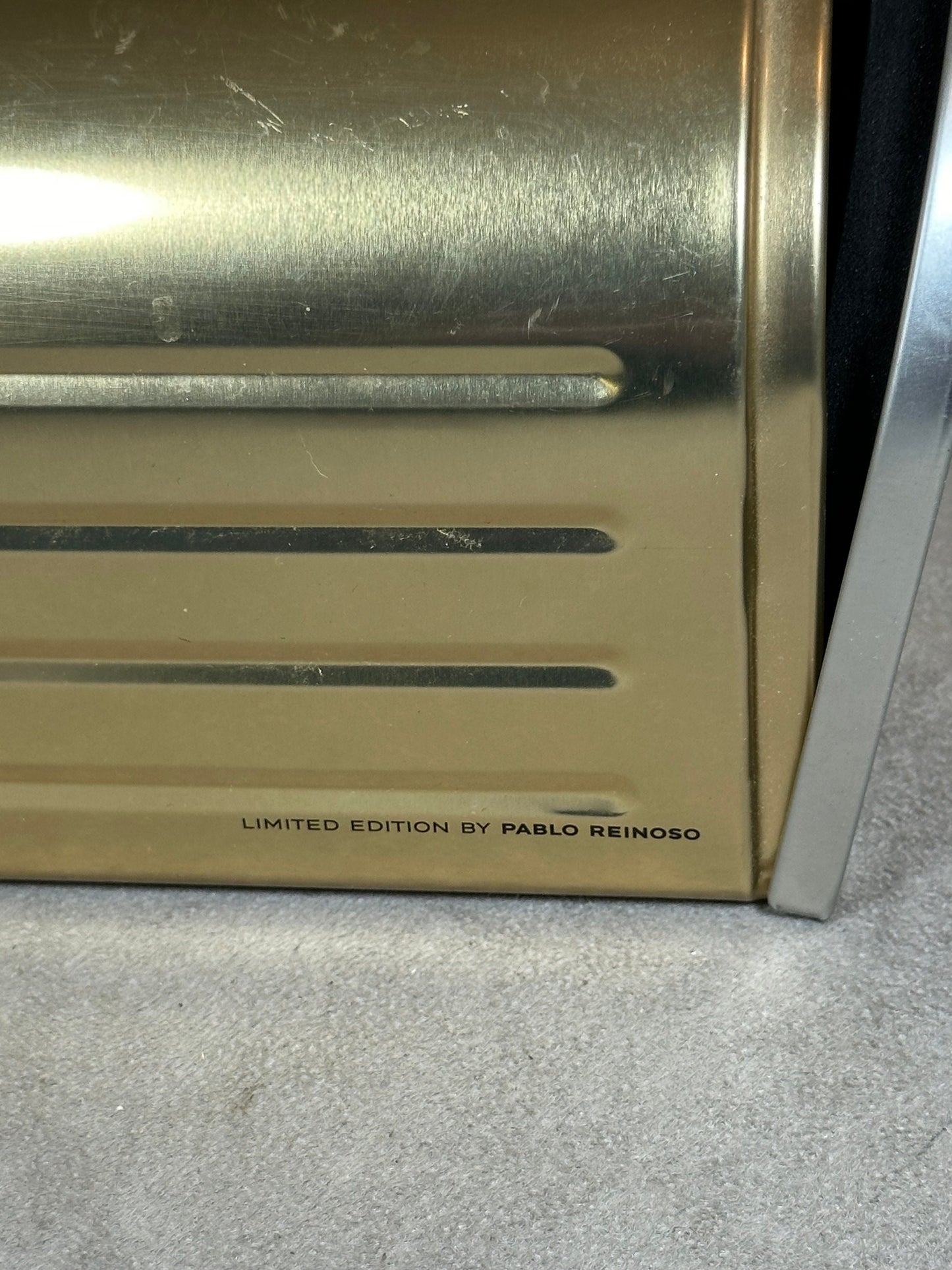 RARE boite métal or en forme de boite lettre US pour bouteille de champagne Veuve Clicquot Ponsardin Made in France Vintage 1980