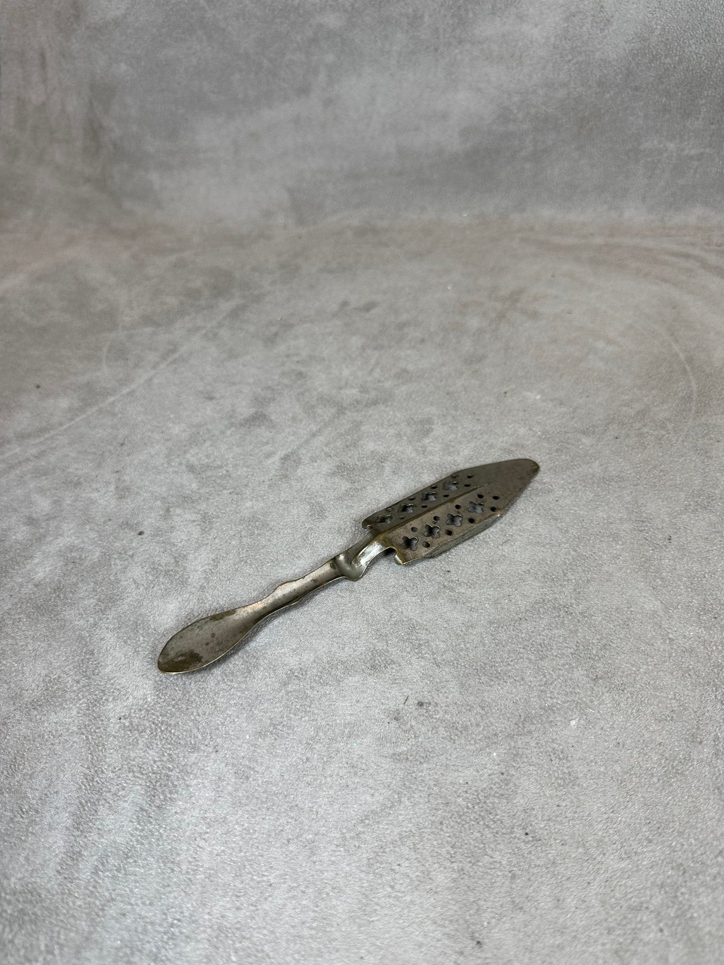 Ancienne cuillère à absinthe en metal extra blanc vintage 1900 Made in France