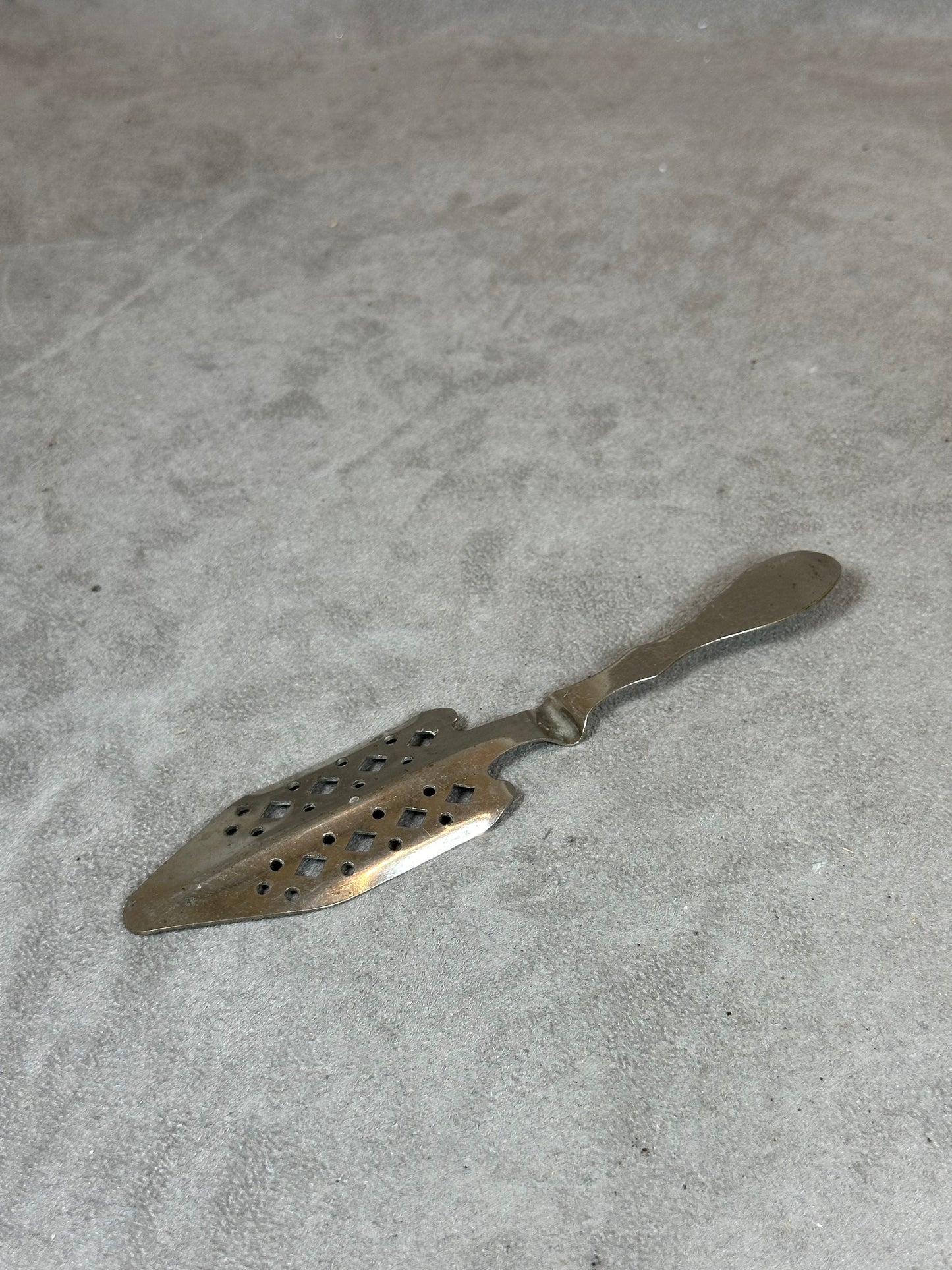 Ancienne cuillère à absinthe en metal extra blanc vintage 1900 Made in France