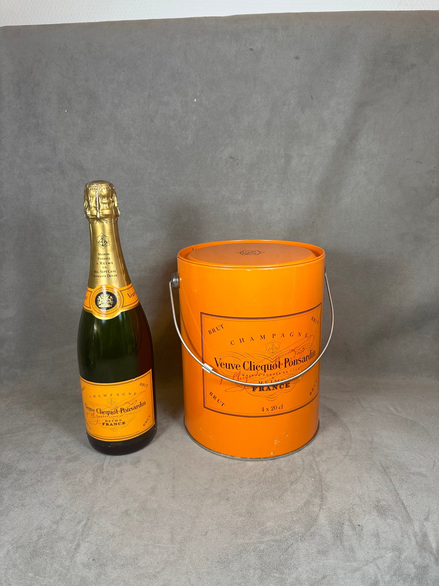 Boîte Veuve Clicquot orange en metal vintage Années 1990