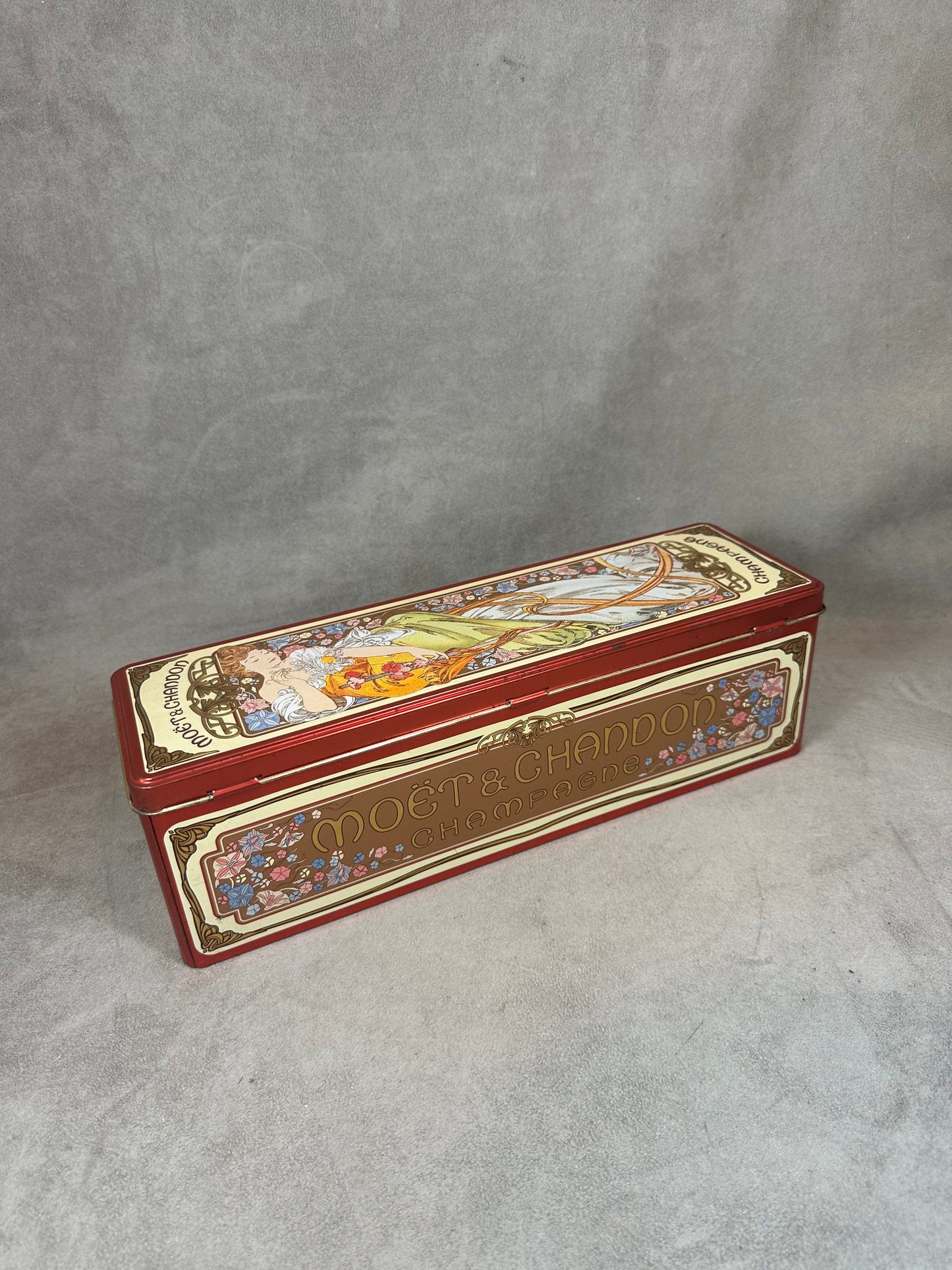 Coffret en Métal pour Bouteille de Champagne Moët & Chandon dans le style d'Alfons Mucha , Vintage 1980