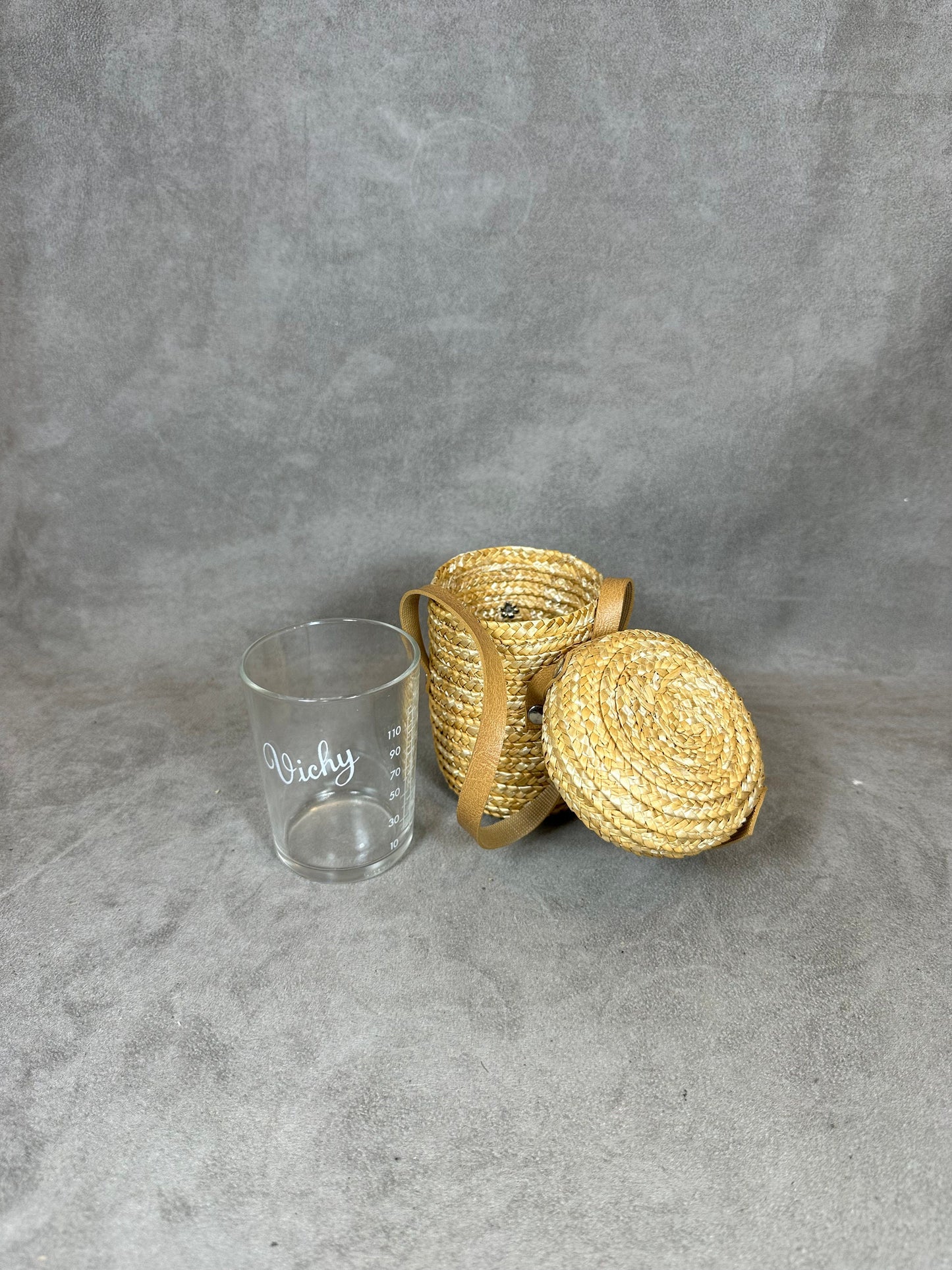 Verre à eau de curiste gravé VICHY avec graduations dans son étui en paille tressée avec lanière et fermoir en cuir  Vintage 1950